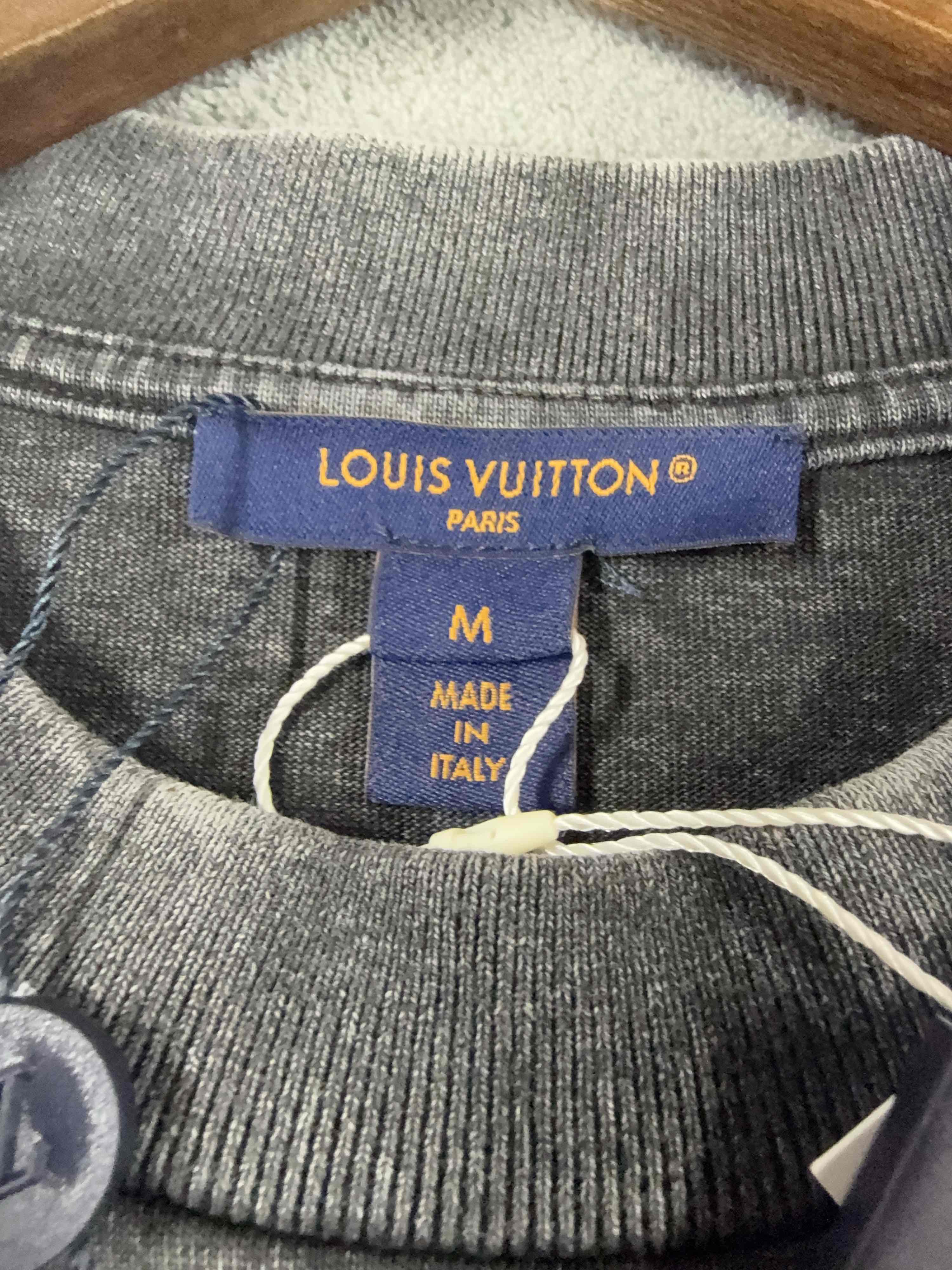 Louis Vuitton Louis Vuitton Logo Graphic T-Shirt Gray Size M Size US M / EU 48-50 / 2 - 3 Thumbnail
