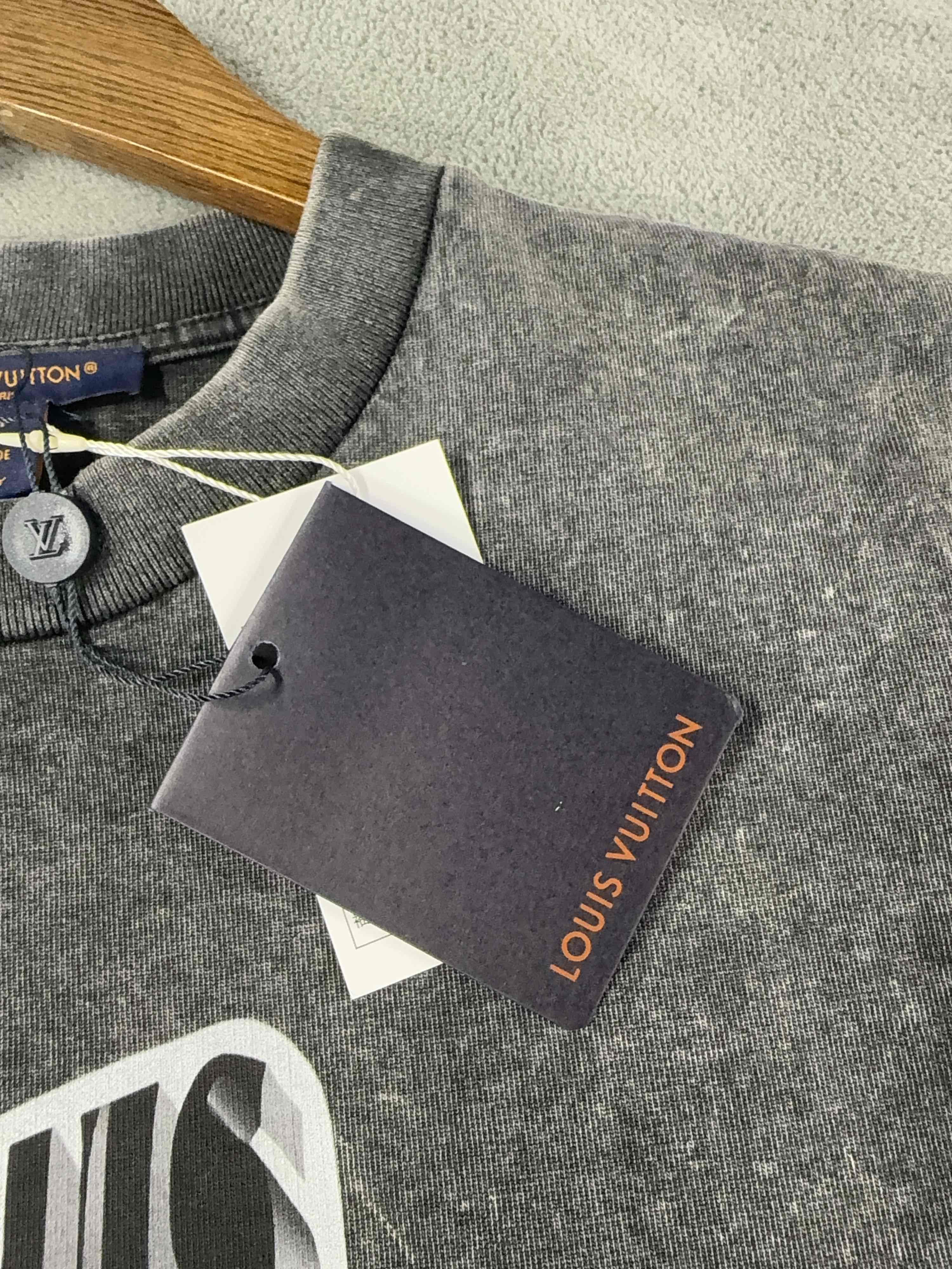 Louis Vuitton Louis Vuitton Logo Graphic T-Shirt Gray Size M Size US M / EU 48-50 / 2 - 5 Thumbnail