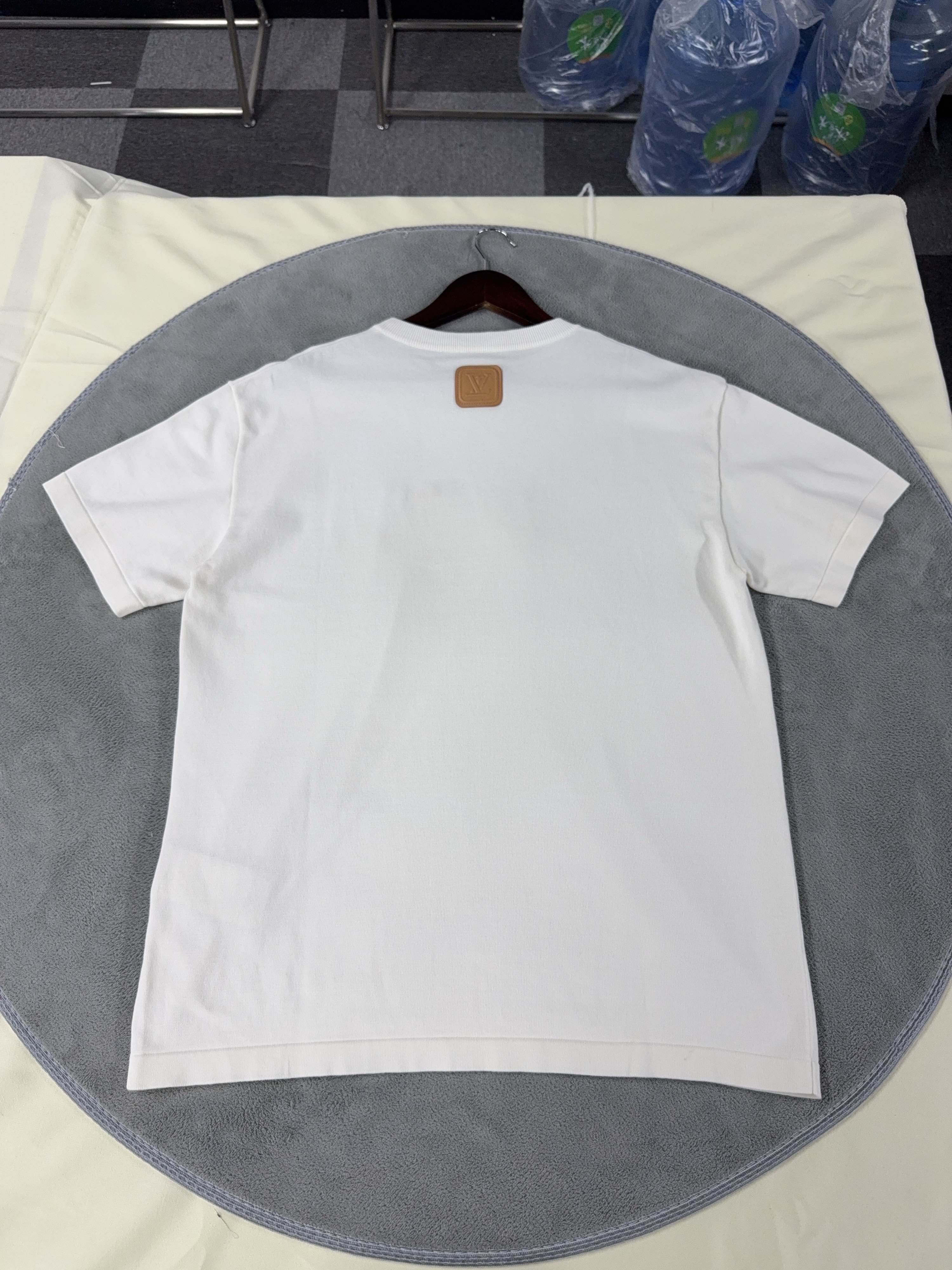 Louis Vuitton Louis Vuitton Leather Patch T-Shirt Size M Size US M / EU 48-50 / 2 - 2 Thumbnail