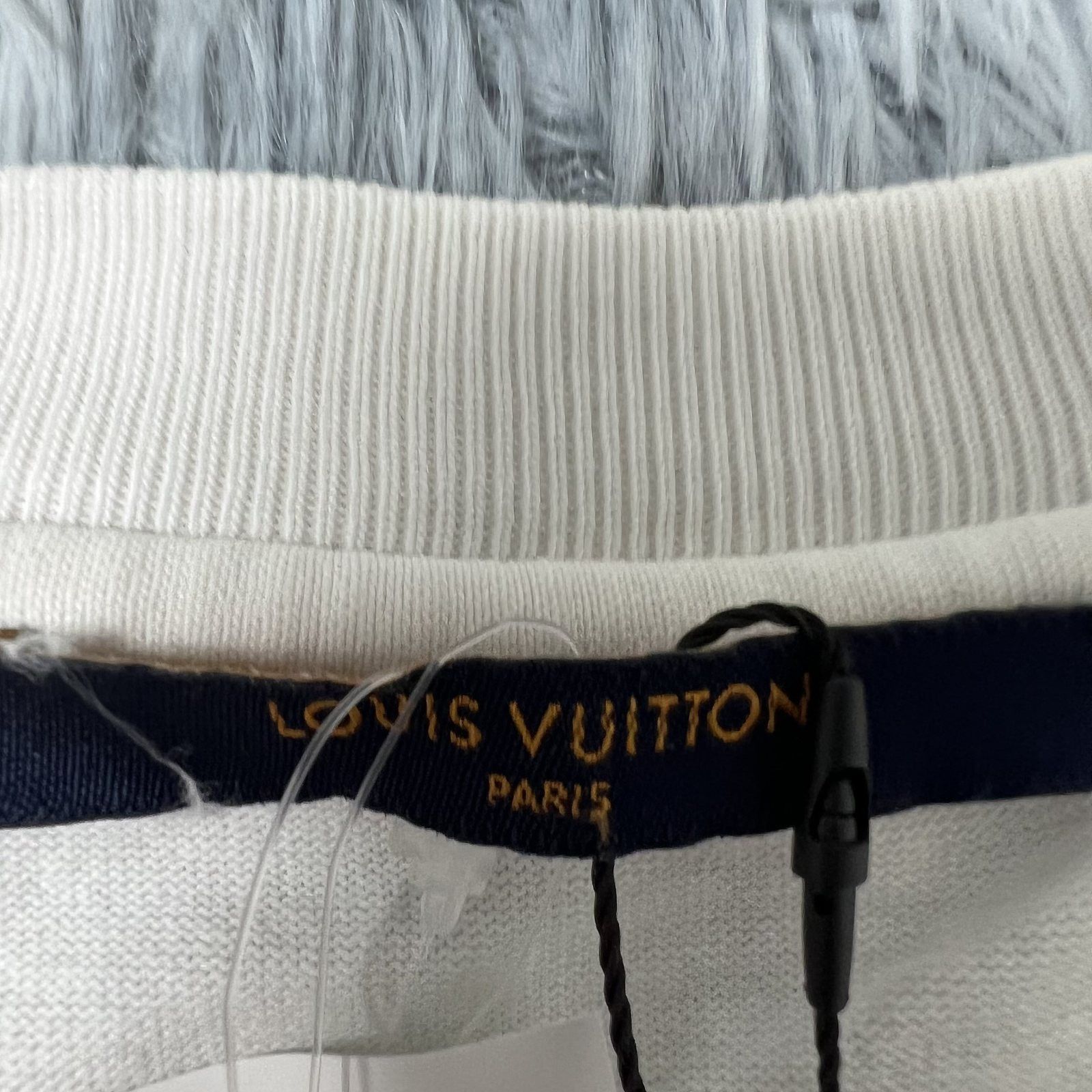 Louis Vuitton Louis Vuitton Leather Patch T-Shirt Size L Size US L / EU 52-54 / 3 - 3 Thumbnail