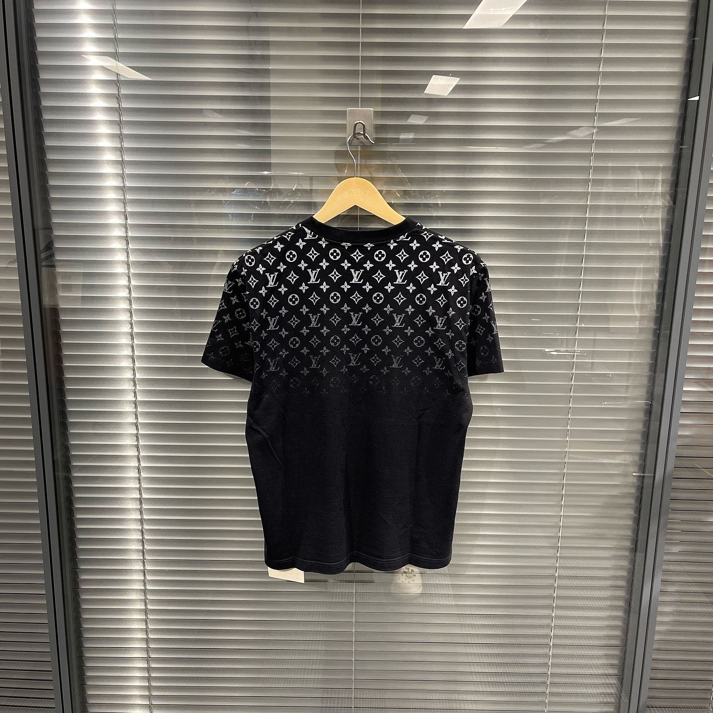 Louis Vuitton Louis Vuitton Monogram Gradient T-Shirt Size XS Size US XS / EU 42 / 0 - 2 Thumbnail
