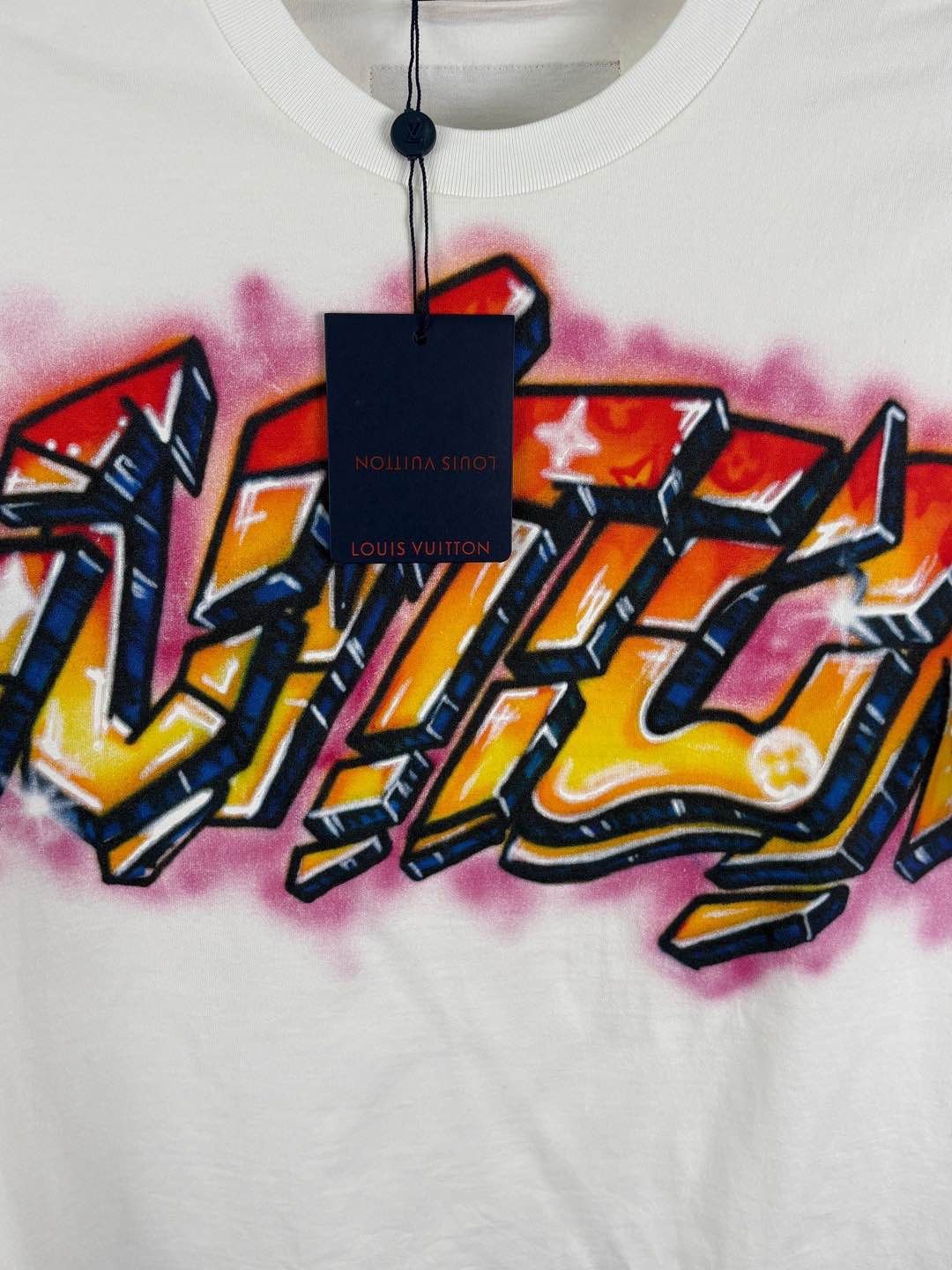 Louis Vuitton Louis Vuitton Graffiti Logo T-Shirt Size XL Size US XL / EU 56 / 4 - 6 Thumbnail