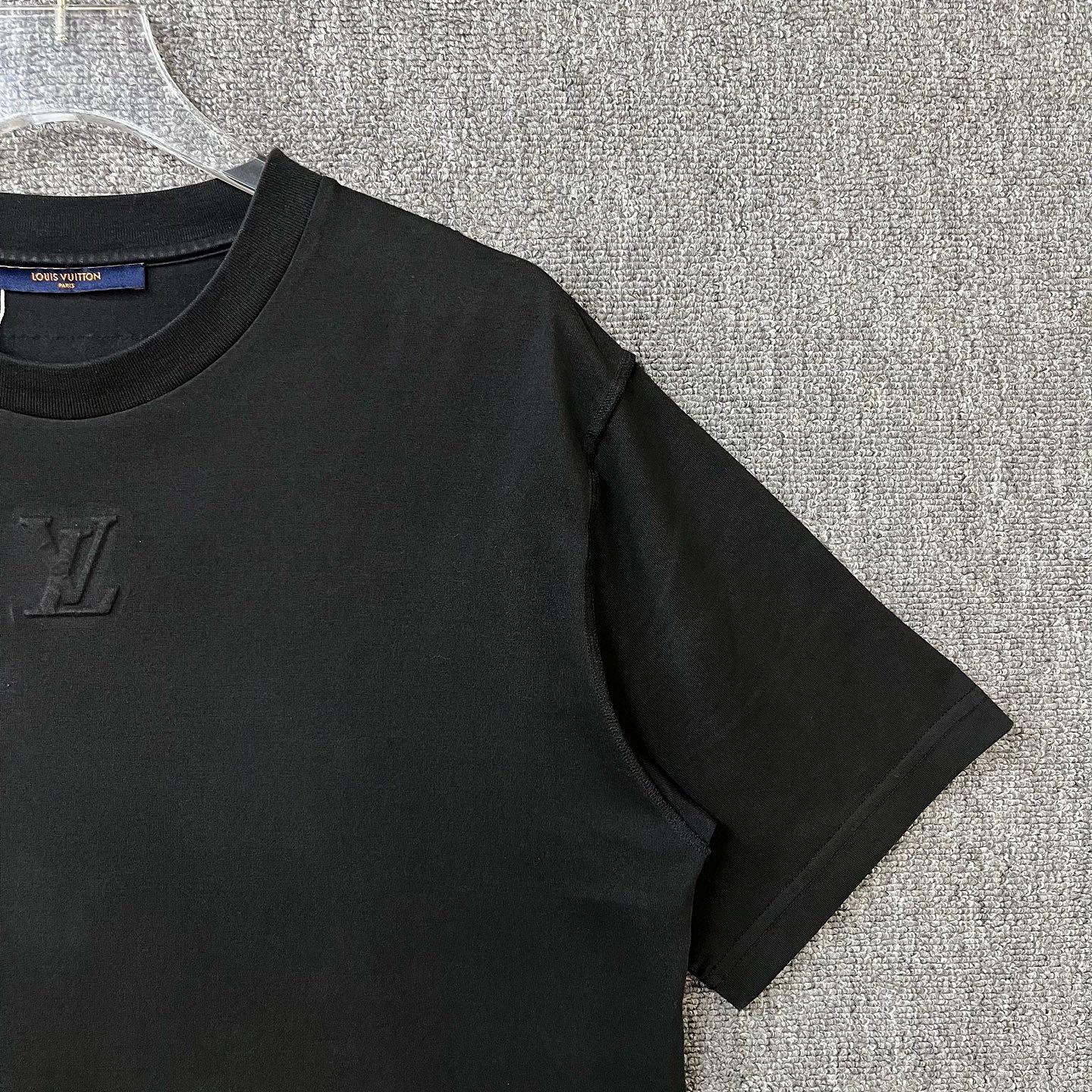 Louis Vuitton Louis Vuitton Embossed Logo T-Shirt Size XL Size US XL / EU 56 / 4 - 6 Thumbnail