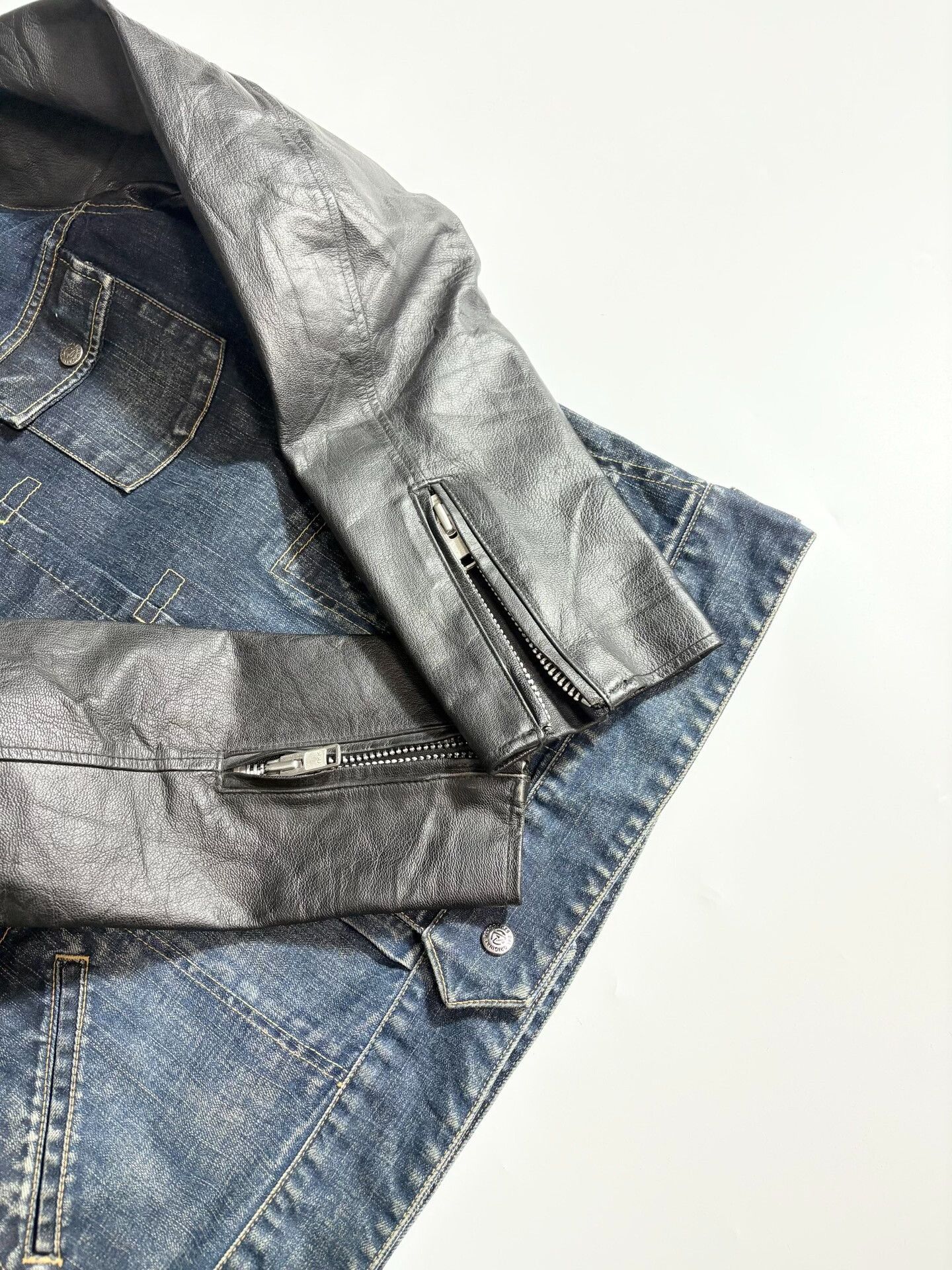 Balenciaga Balenciaga Leather Sleeve Denim Jacket Size US L / EU 52-54 / 3 - 3 Thumbnail