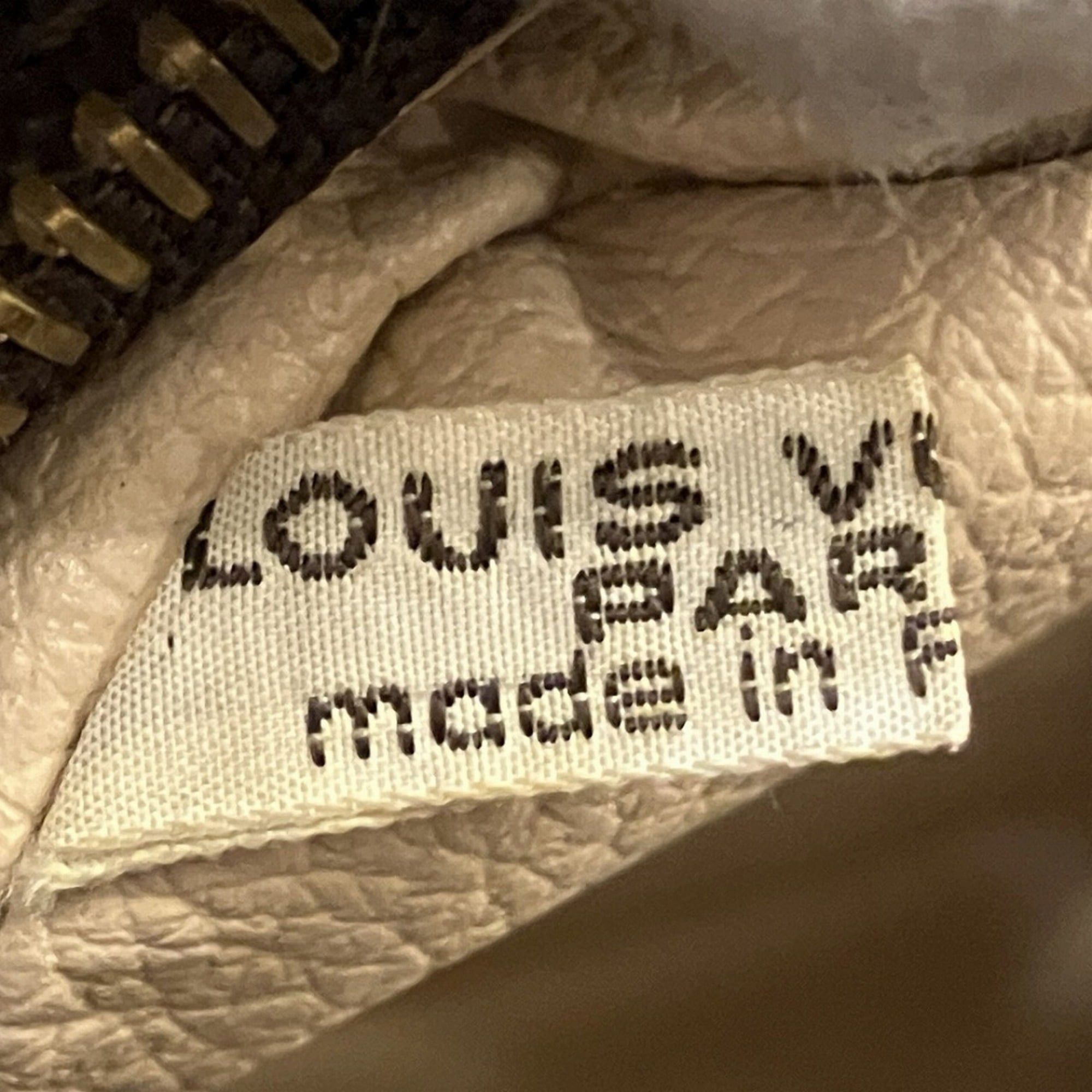 Louis Vuitton Louis Vuitton Trouse Toilette 28 Clutch Bag Monogram Toile M47522 Size ONE SIZE - 4 Thumbnail