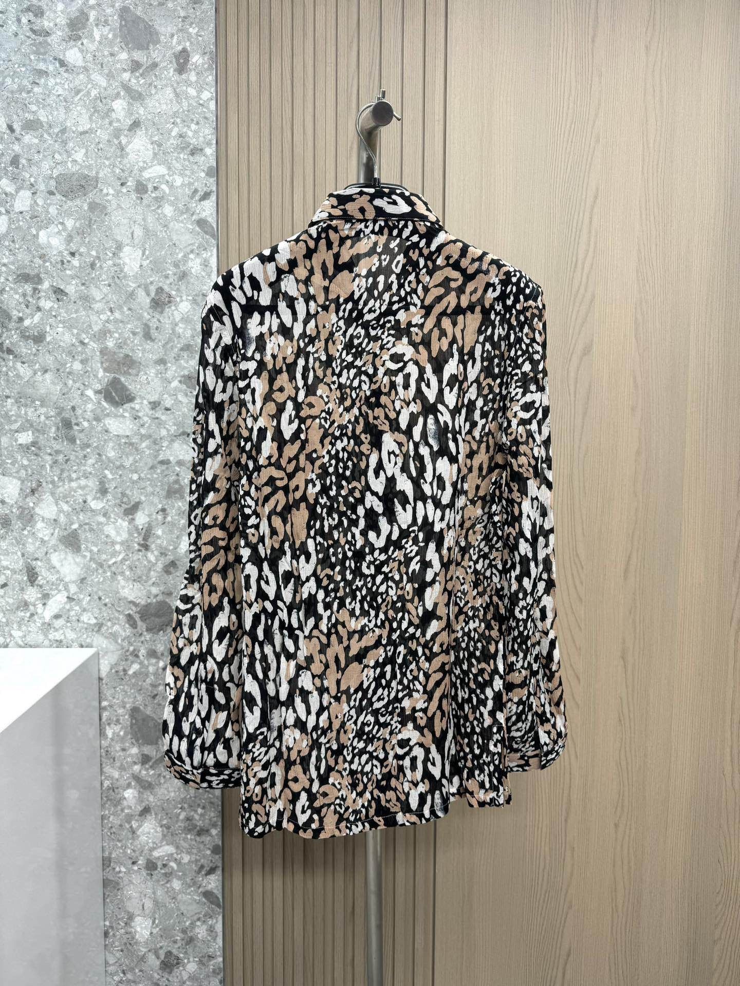 Saint Laurent Paris Saint Laurent Leopard Print Shirt Size S Size US S / EU 44-46 / 1 - 2 Thumbnail