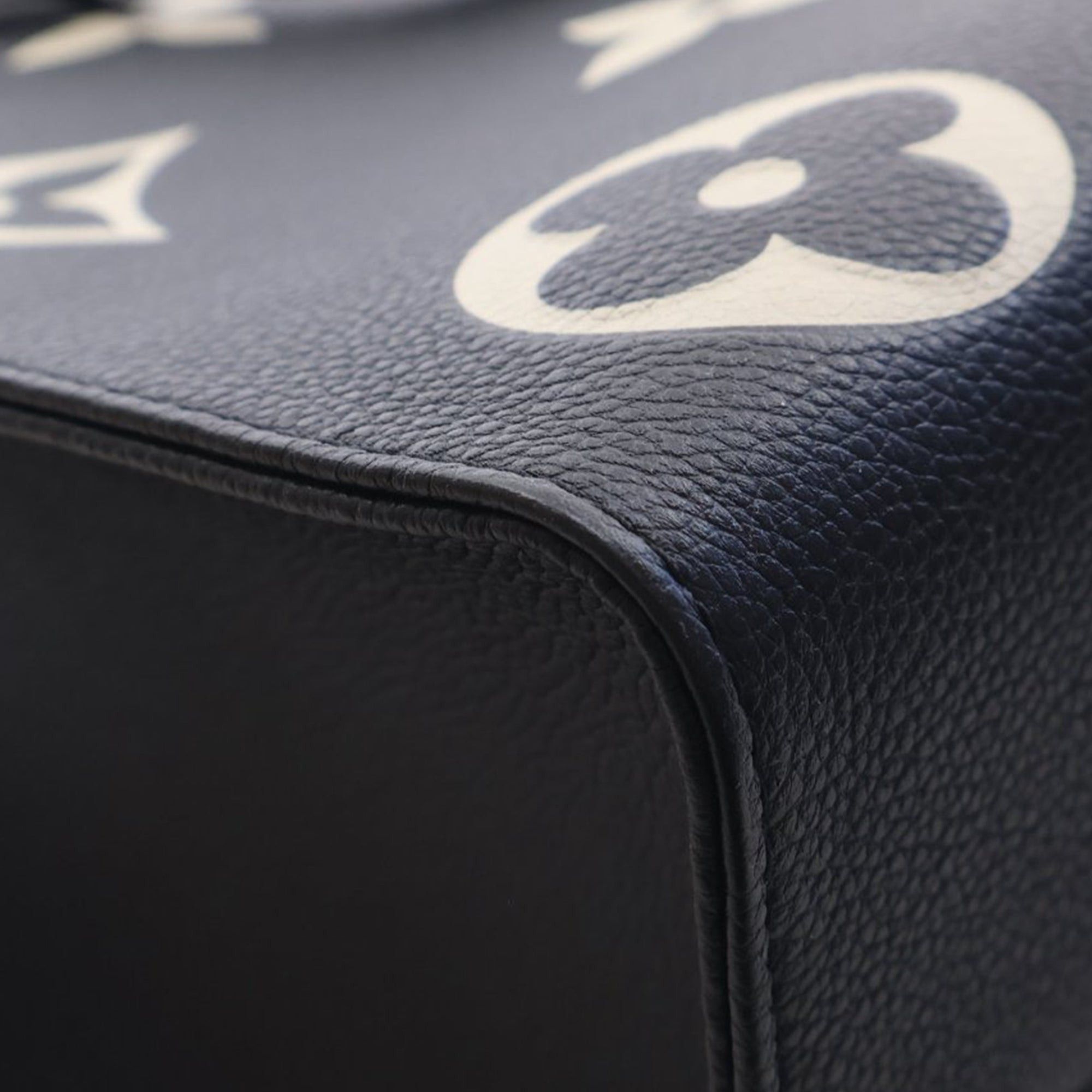 Louis Vuitton Bicolor Monogram Empreinte Giant Onthego MM Size ONE SIZE - 9 Thumbnail