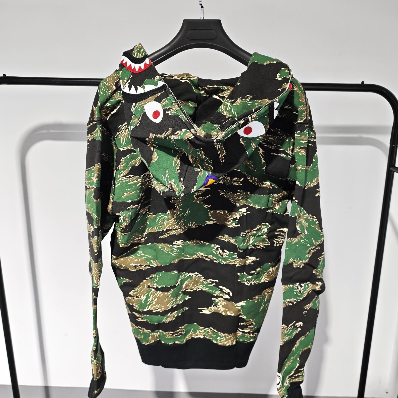 Bape A BATHING APE Camo Shark Hoodie Size XL Size US XL / EU 56 / 4 - 2 Thumbnail