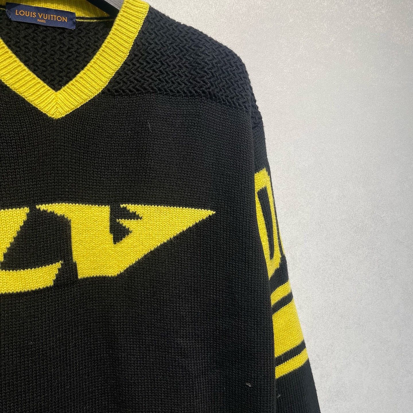 Louis Vuitton Louis Vuitton Logo Stripe V-Neck Sweater Size M Size US M / EU 48-50 / 2 - 5 Thumbnail