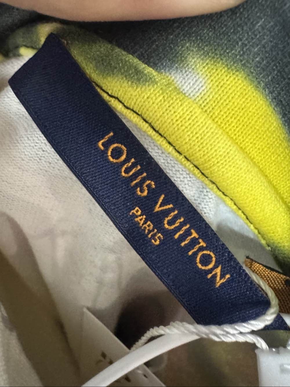Louis Vuitton Louis Vuitton Tie Dye T-Shirt Size L Size US L / EU 52-54 / 3 - 3 Thumbnail