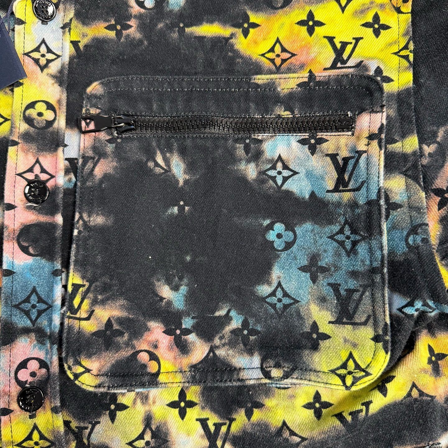 Louis Vuitton Louis Vuitton Monogram Tie-Dye Shirt Size S Size US S / EU 44-46 / 1 - 5 Thumbnail