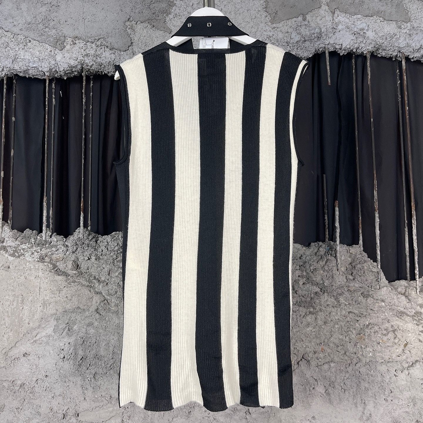 Louis Vuitton Louis Vuitton Striped Knit Sleeveless Sweater Size XS Size XS / US 0-2 / IT 36-38 - 2 Thumbnail