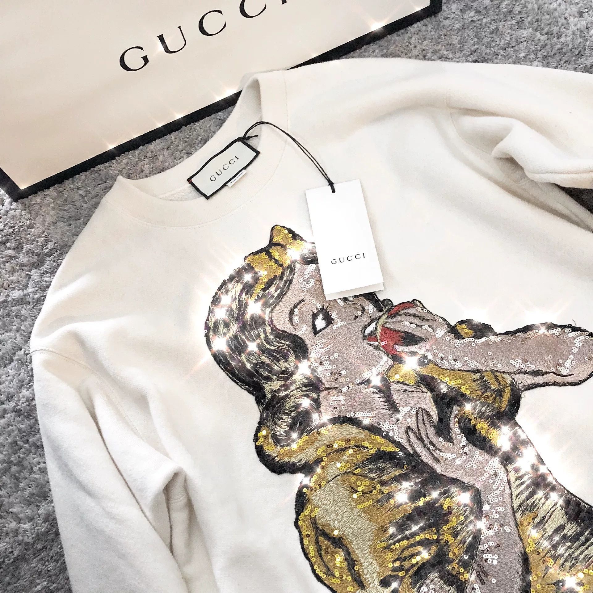 Gucci Gucci x Disney Snow White Sequin Sweatshirt Size XS / US 0-2 / IT 36-38 - 4 Thumbnail