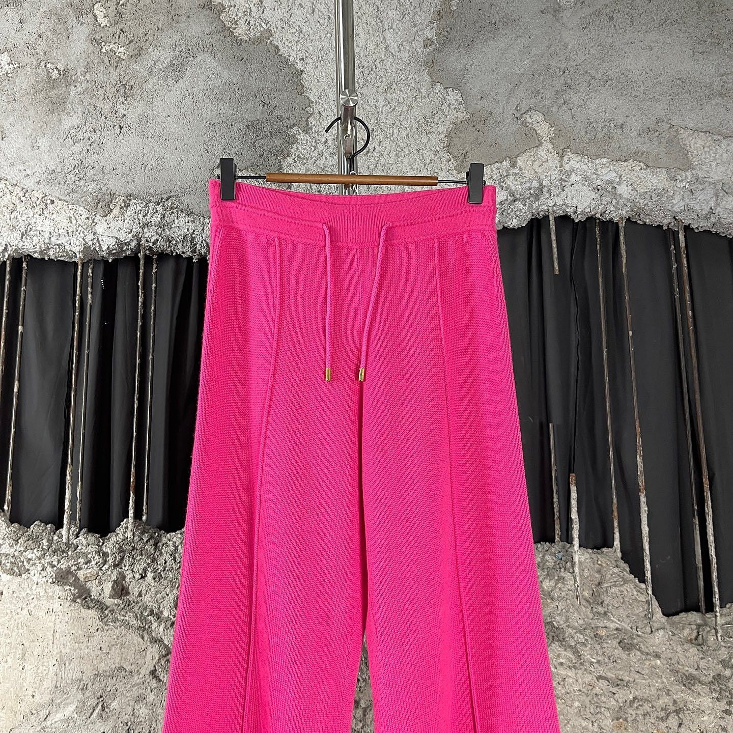 Louis Vuitton Louis Vuitton Pink Knit Zip Hem Pants Size XS Size 26" / US 2 / IT 38 - 5 Thumbnail