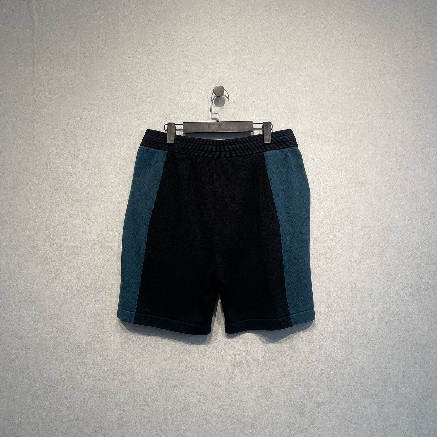 Louis Vuitton Louis Vuitton Colorblock Panel Shorts Size L Size US 36 / EU 52 - 2 Thumbnail