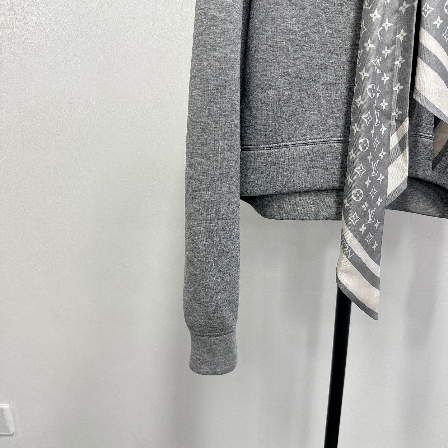 Louis Vuitton Louis Vuitton Monogram Scarf Detail Hoodie Size XS Size XS / US 0-2 / IT 36-38 - 7 Thumbnail
