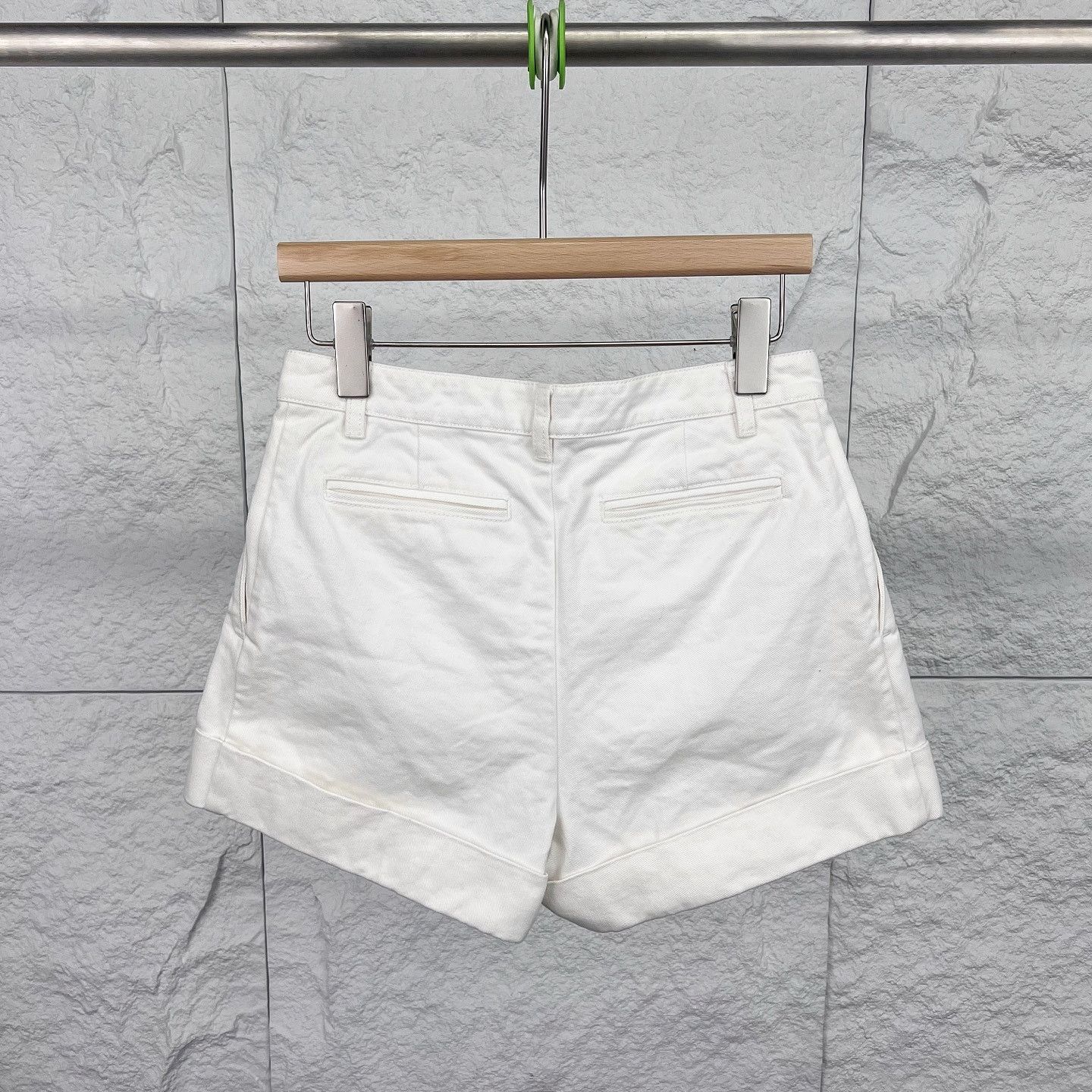 Louis Vuitton Louis Vuitton White Pleated Shorts Size 38 Size 26" / US 2 / IT 38 - 2 Thumbnail