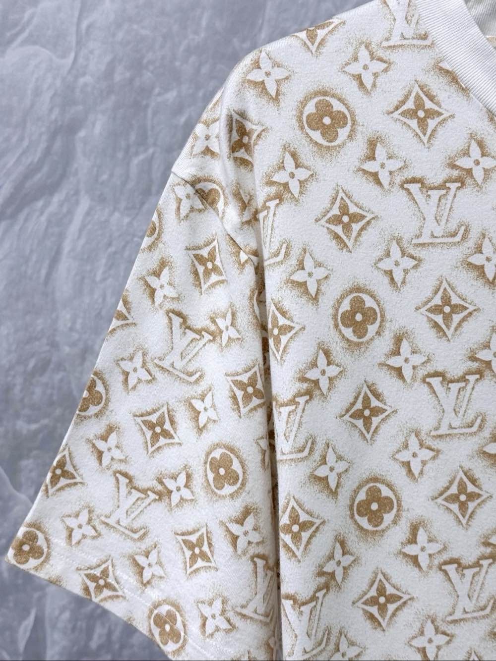 Louis Vuitton Louis Vuitton Monogram Short Sleeve T-Shirt Size XL Size US XL / EU 56 / 4 - 6 Thumbnail