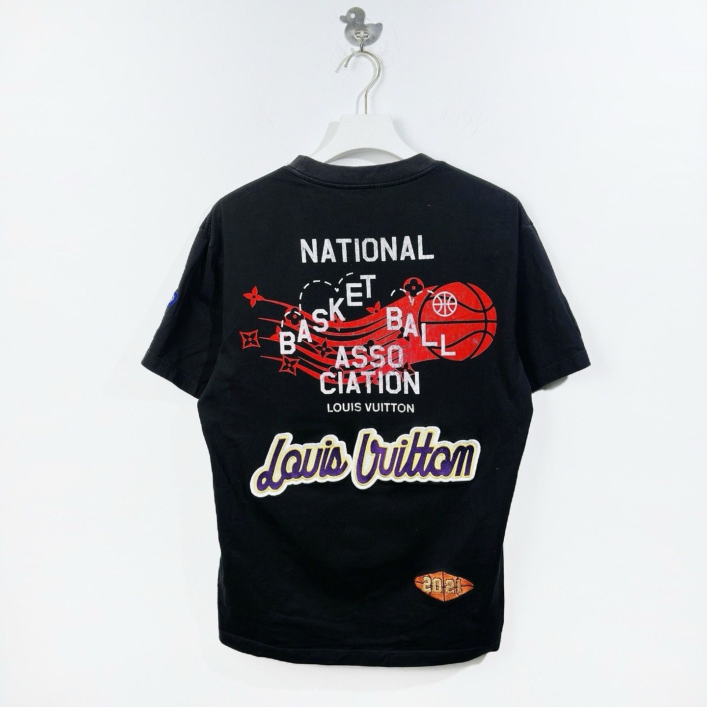 Louis Vuitton Louis Vuitton x NBA Logo Patch T-Shirt Size M Size US M / EU 48-50 / 2 - 2 Thumbnail