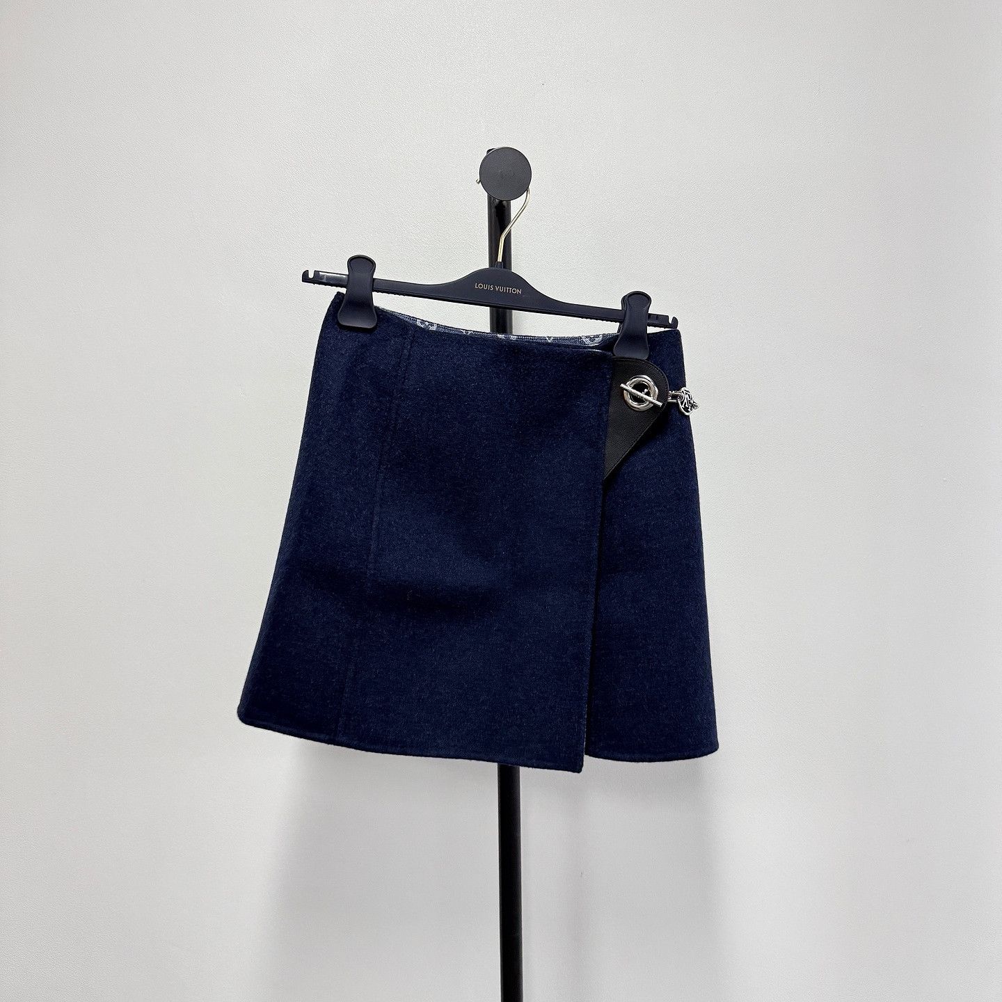 Louis Vuitton Louis Vuitton Chain Detail Mini Skirt Size 34 Size 25" / US 0 / IT 36 - 9 Thumbnail