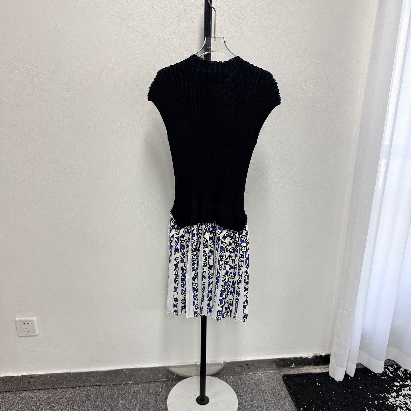 Louis Vuitton Louis Vuitton Monogram Print Dress Size XS Size XS / US 0-2 / IT 36-38 - 2 Thumbnail