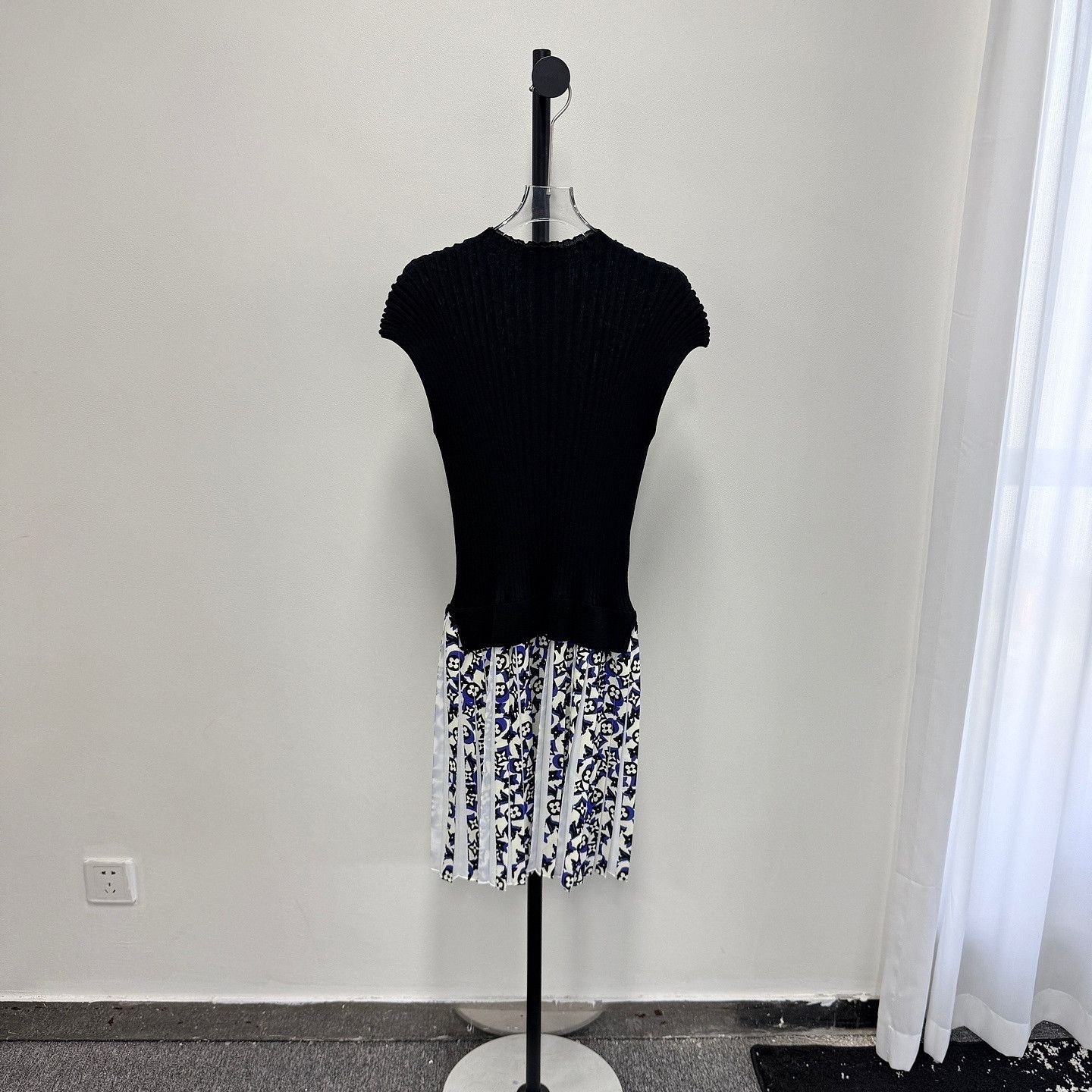 Louis Vuitton Louis Vuitton Monogram Print Dress Size XS Size XS / US 0-2 / IT 36-38 - 9 Thumbnail