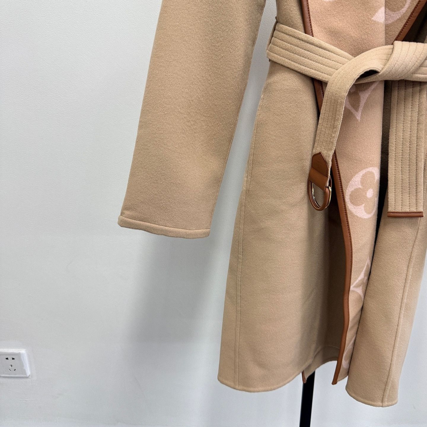 Louis Vuitton Louis Vuitton Monogram Hooded Belted Coat Size 34 Size XS / US 0-2 / IT 36-38 - 7 Thumbnail