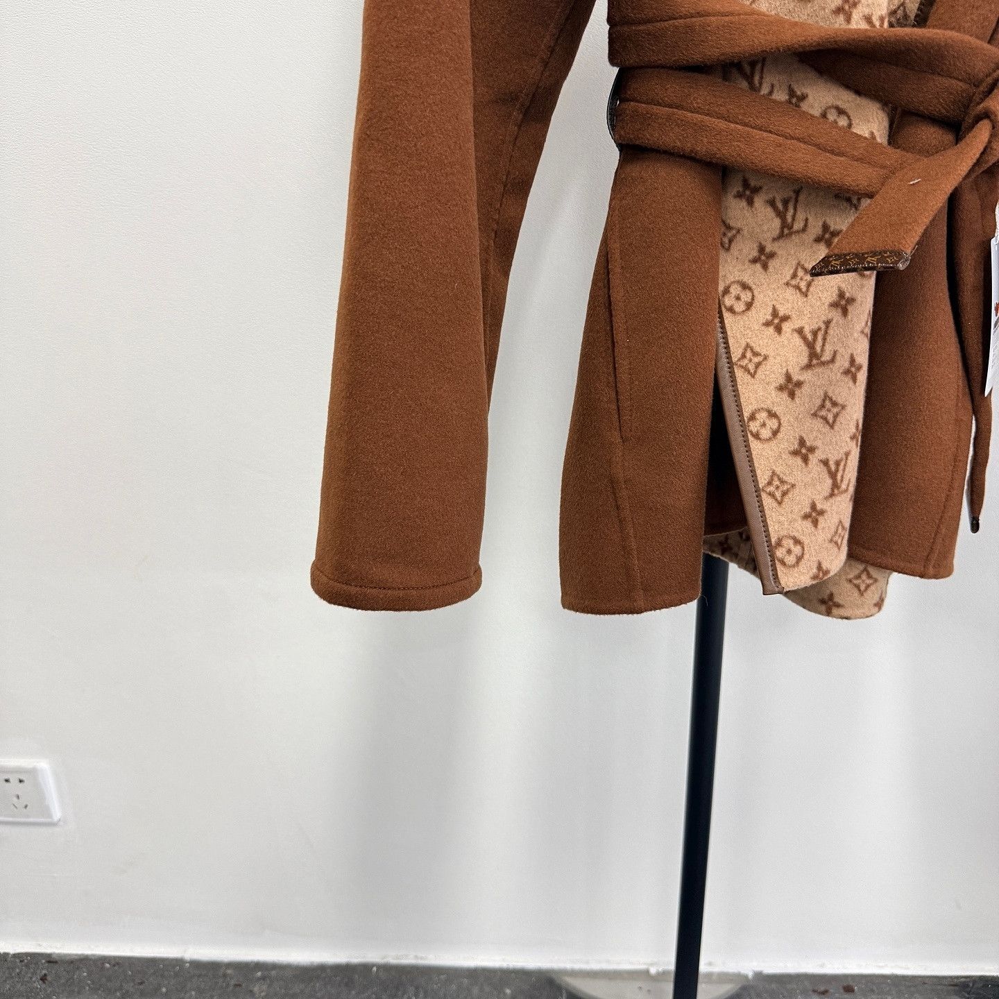 Louis Vuitton Louis Vuitton Monogram Belted Coat Size 44 Size M / US 6-8 / IT 42-44 - 7 Thumbnail