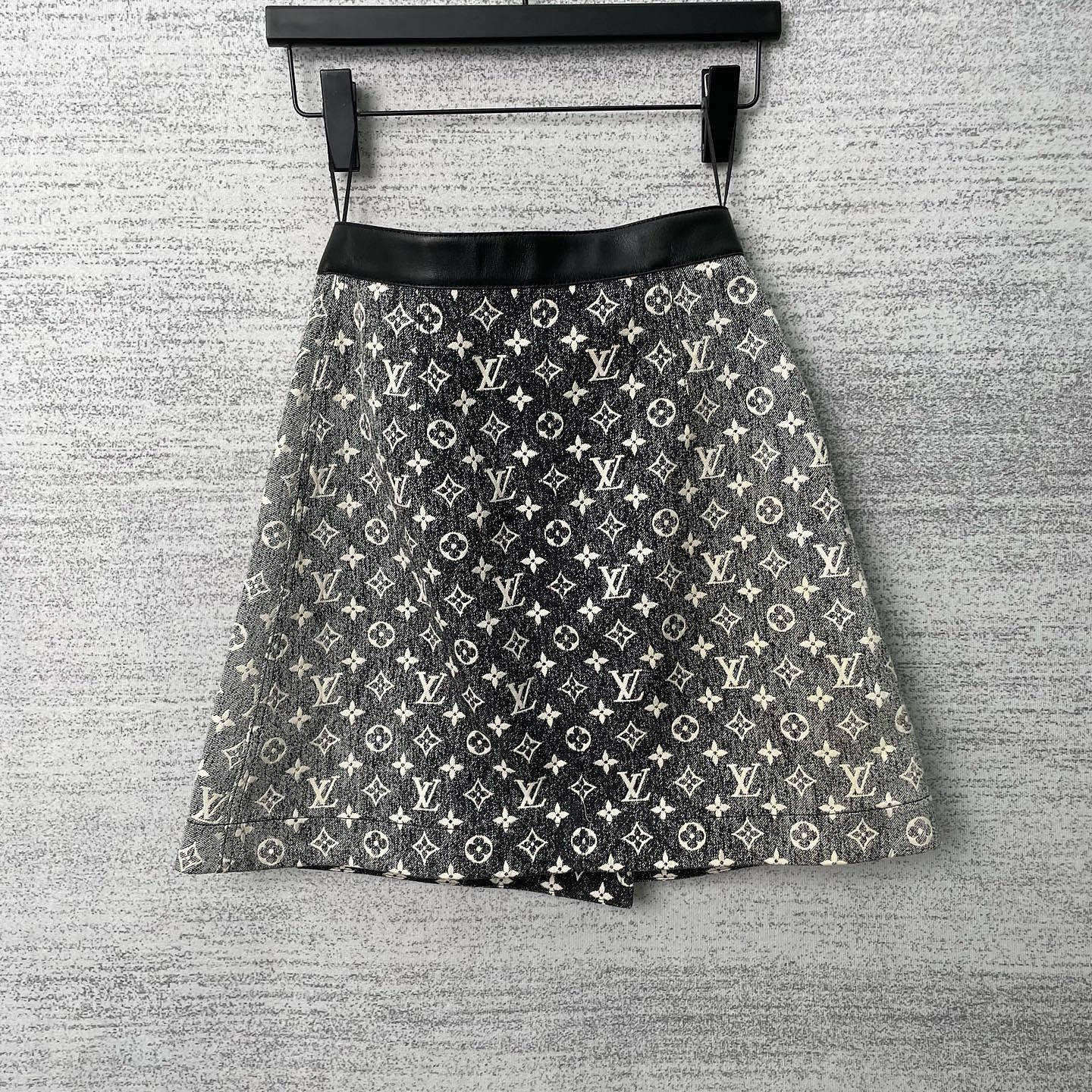 Louis Vuitton Louis Vuitton Monogram Jacquard Mini Skirt Size 34 Size 25" / US 0 / IT 36 - 2 Thumbnail