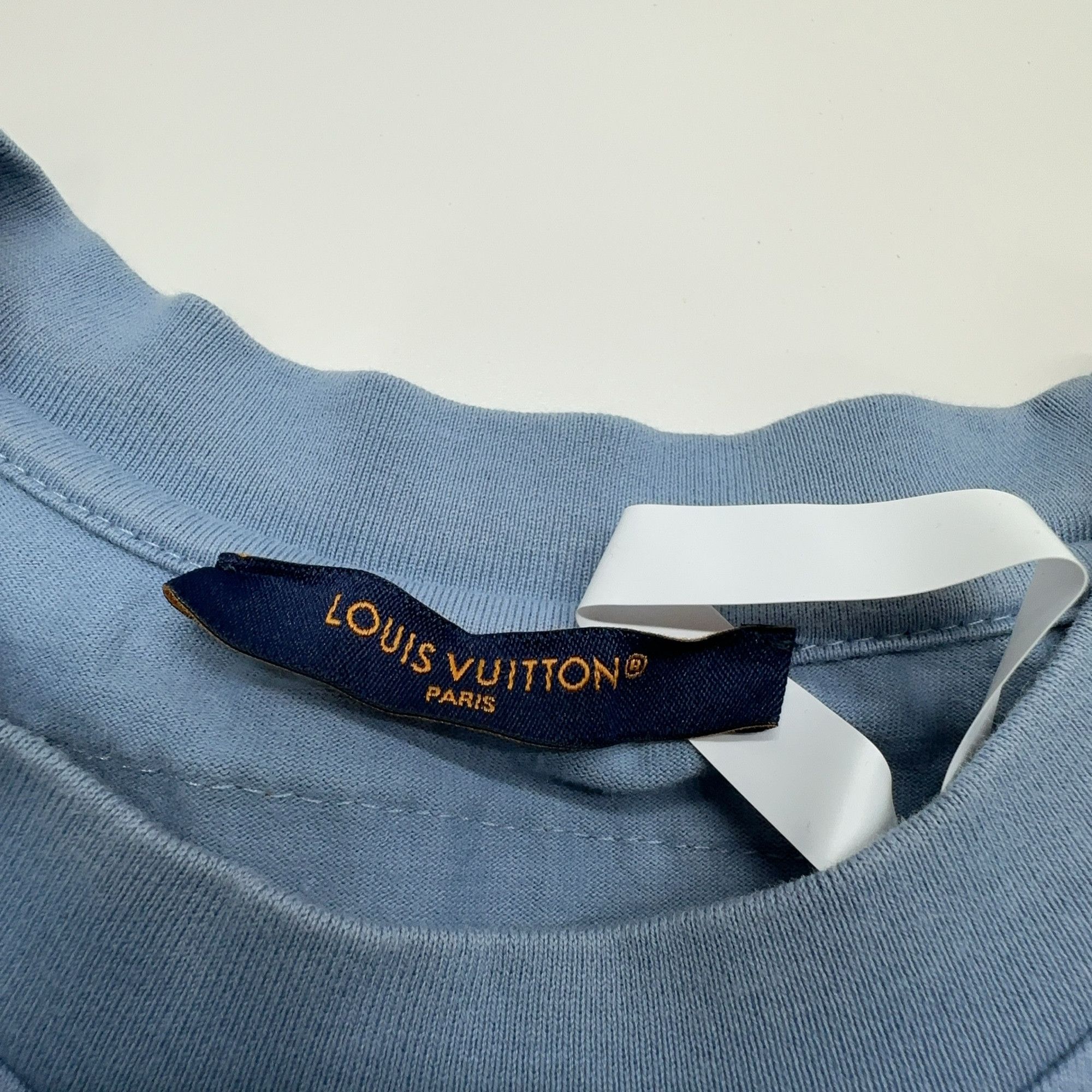 Louis Vuitton Louis Vuitton Embossed Logo T-Shirt Size XL Size US XL / EU 56 / 4 - 4 Thumbnail
