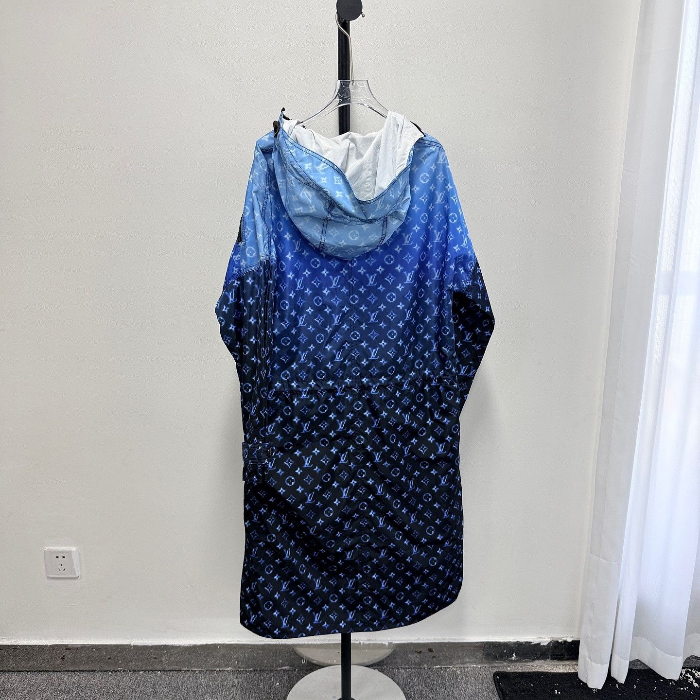 Louis Vuitton Louis Vuitton Monogram Ombre Hooded Coat Size 34 Size XXS / US 00 / IT 34 - 2 Thumbnail