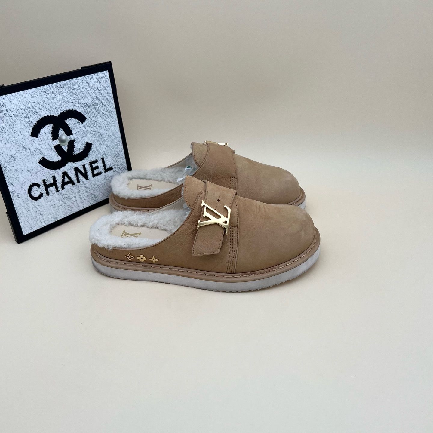 Louis Vuitton Louis Vuitton Easy Leather Shearling Mules Size 6 Size US 6 / EU 39 - 6 Thumbnail