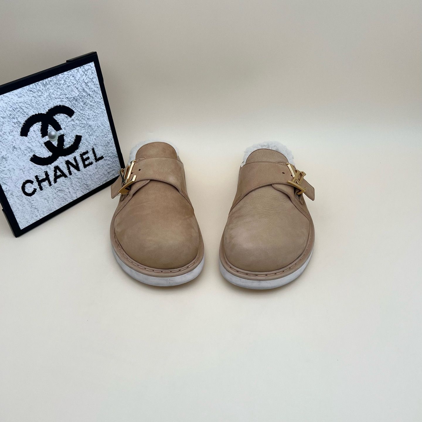 Louis Vuitton Louis Vuitton Easy Leather Shearling Mules Size 6 Size US 6 / EU 39 - 2 Thumbnail