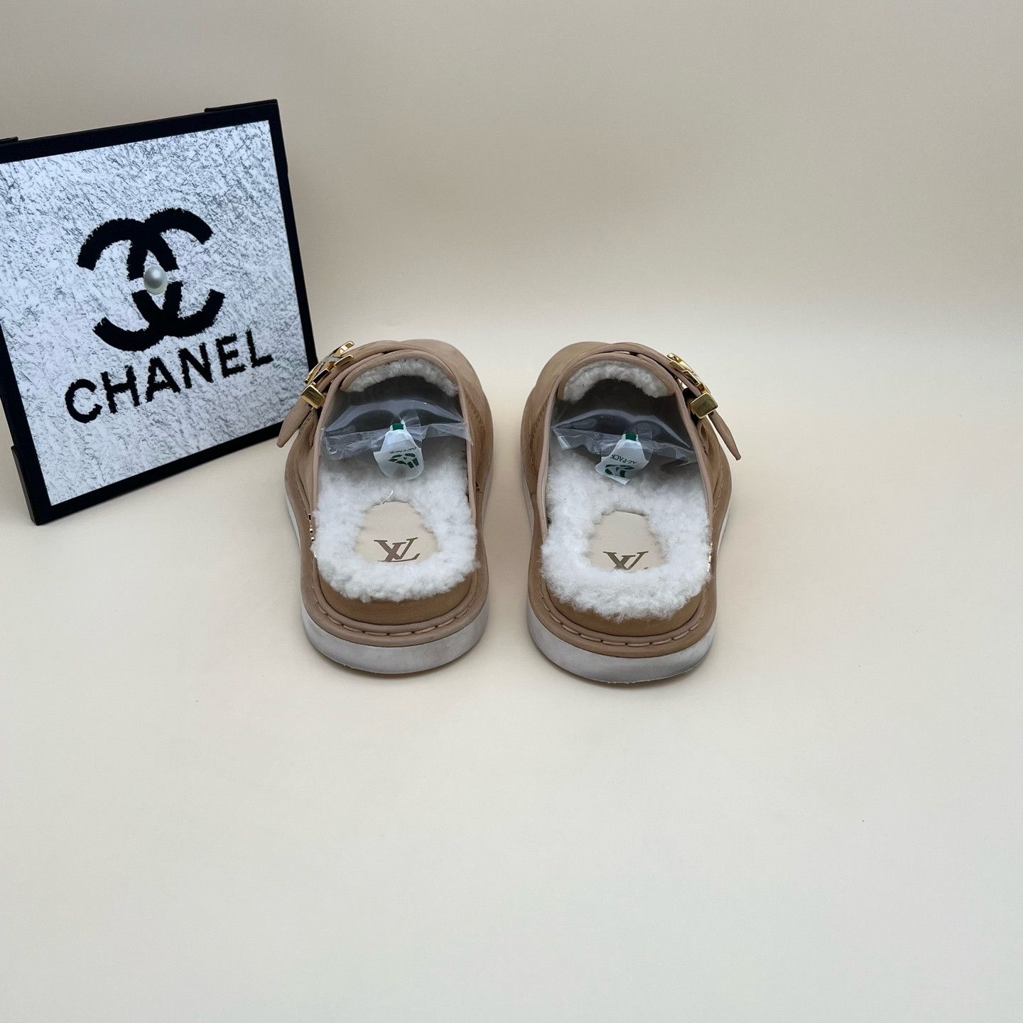 Louis Vuitton Louis Vuitton Easy Leather Shearling Mules Size 6 Size US 6 / EU 39 - 3 Thumbnail