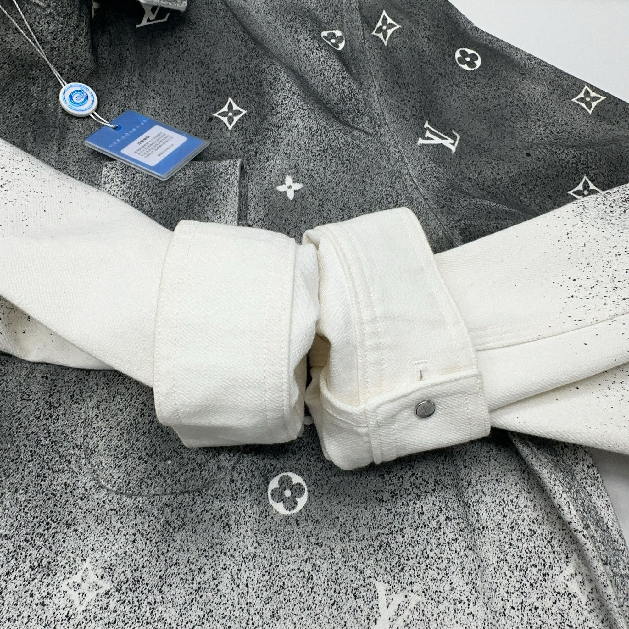 Louis Vuitton Louis Vuitton Monogram Gradient Denim Shirt XL Size US XL / EU 56 / 4 - 9 Thumbnail