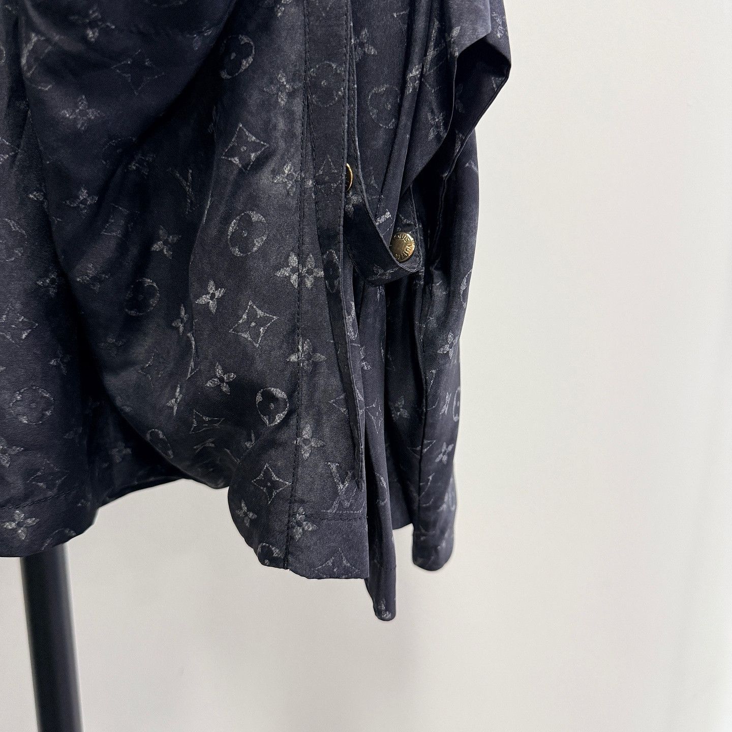 Louis Vuitton Louis Vuitton Monogram Silk Mini Skirt Size 38 Size 27" / US 4 / IT 40 - 10 Thumbnail