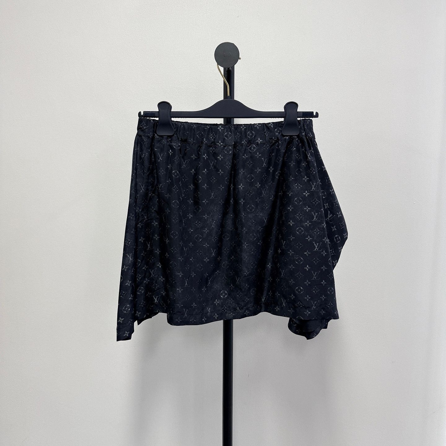 Louis Vuitton Louis Vuitton Monogram Silk Mini Skirt Size 38 Size 27" / US 4 / IT 40 - 2 Thumbnail