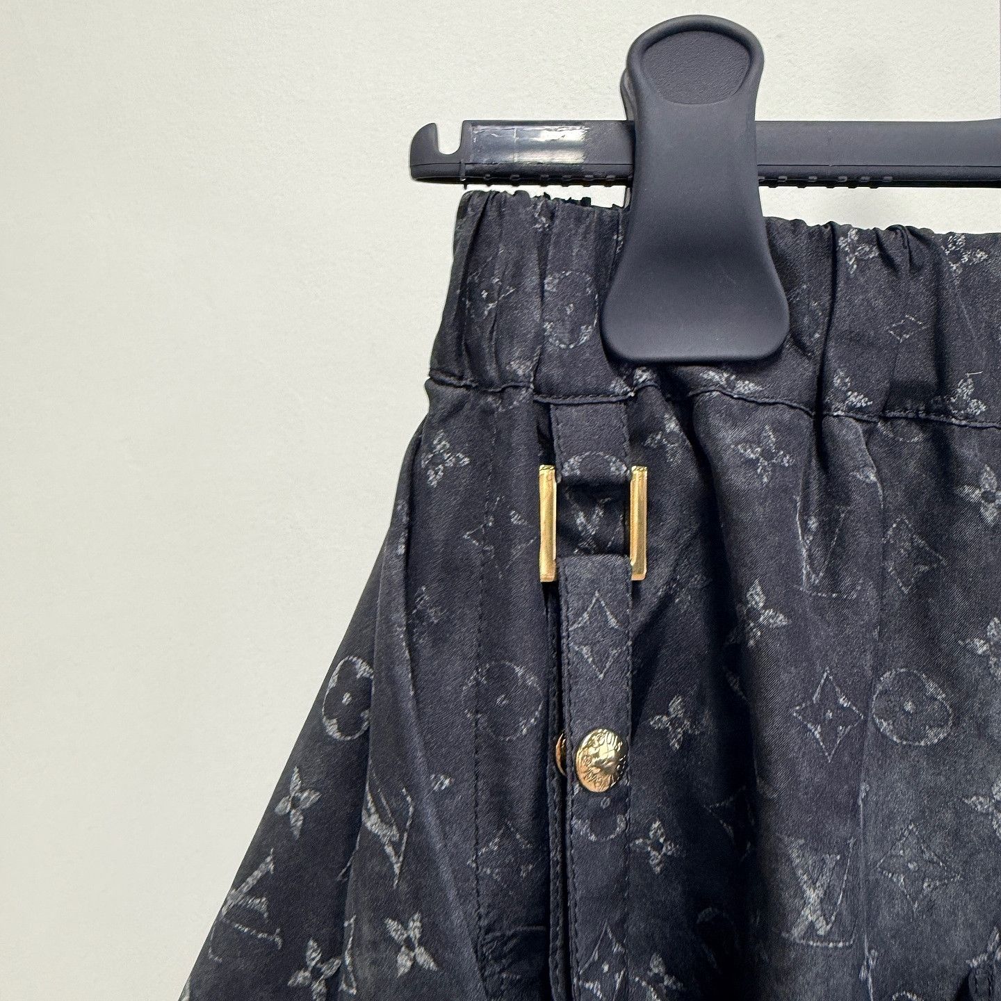 Louis Vuitton Louis Vuitton Monogram Silk Mini Skirt Size 38 Size 27" / US 4 / IT 40 - 7 Thumbnail