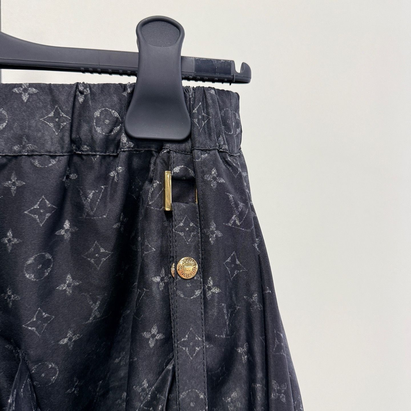 Louis Vuitton Louis Vuitton Monogram Silk Mini Skirt Size 38 Size 27" / US 4 / IT 40 - 8 Thumbnail