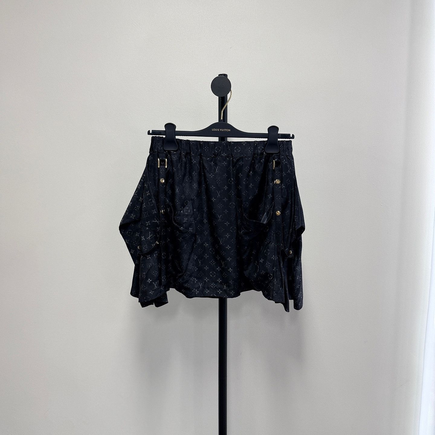 Louis Vuitton Louis Vuitton Monogram Silk Mini Skirt Size 38 Size 27" / US 4 / IT 40 - 6 Thumbnail