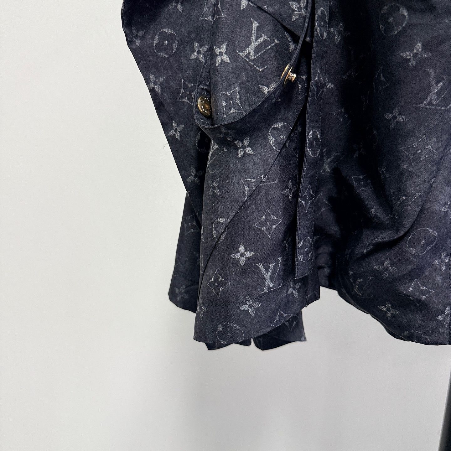 Louis Vuitton Louis Vuitton Monogram Silk Mini Skirt Size 38 Size 27" / US 4 / IT 40 - 9 Thumbnail
