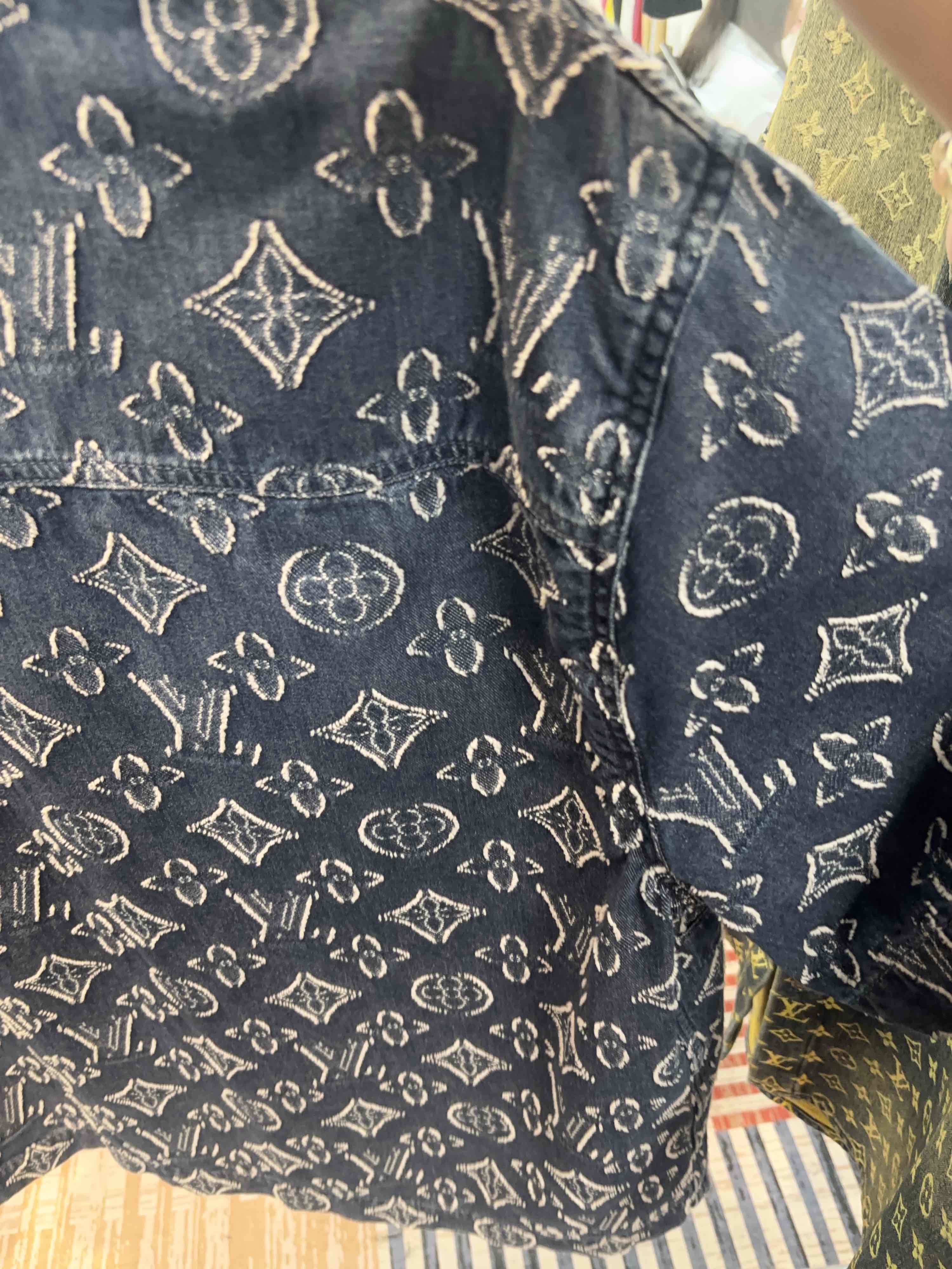 Louis Vuitton Louis Vuitton Monogram Embroidered Shirt L Size US L / EU 52-54 / 3 - 9 Thumbnail