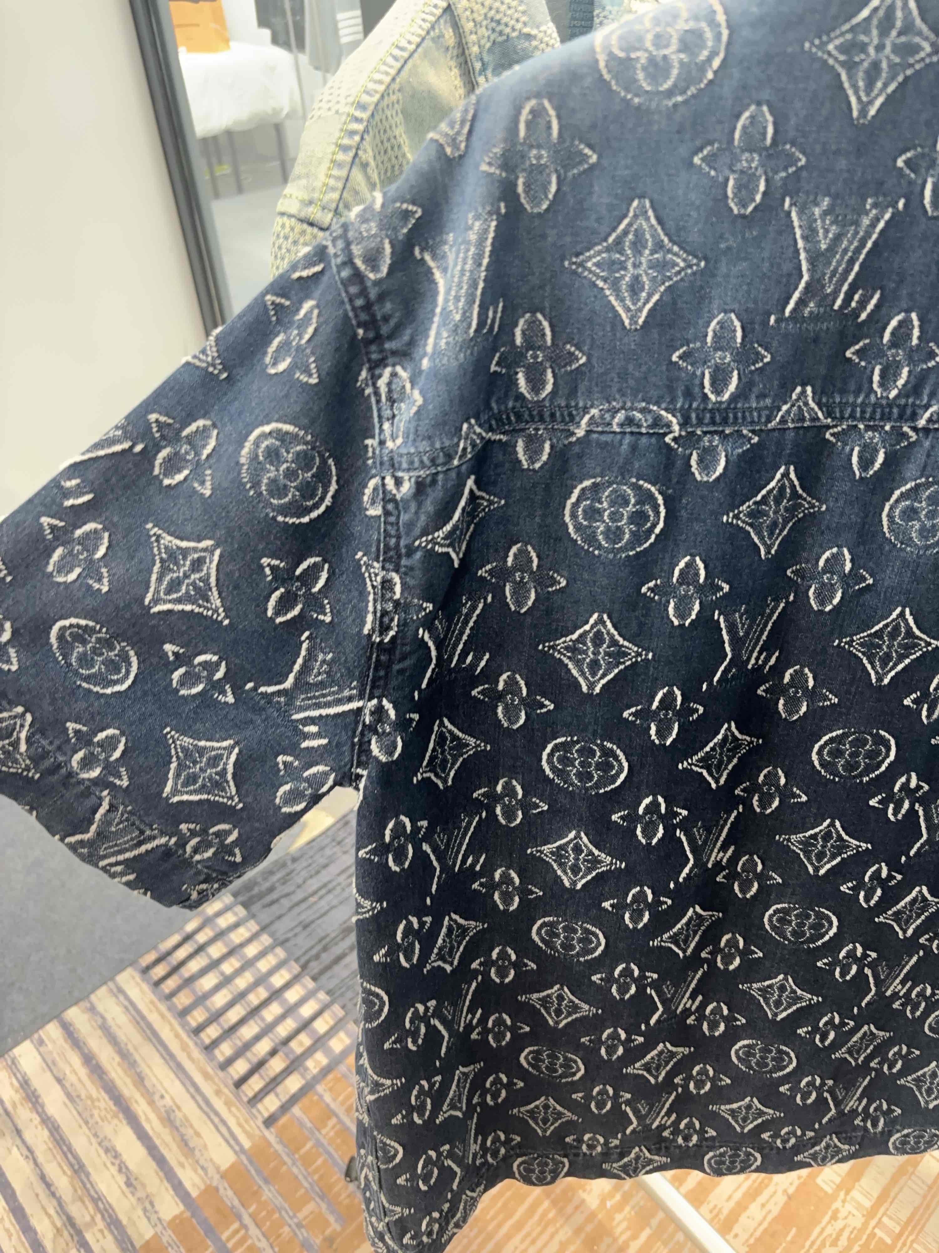 Louis Vuitton Louis Vuitton Monogram Embroidered Shirt L Size US L / EU 52-54 / 3 - 8 Thumbnail