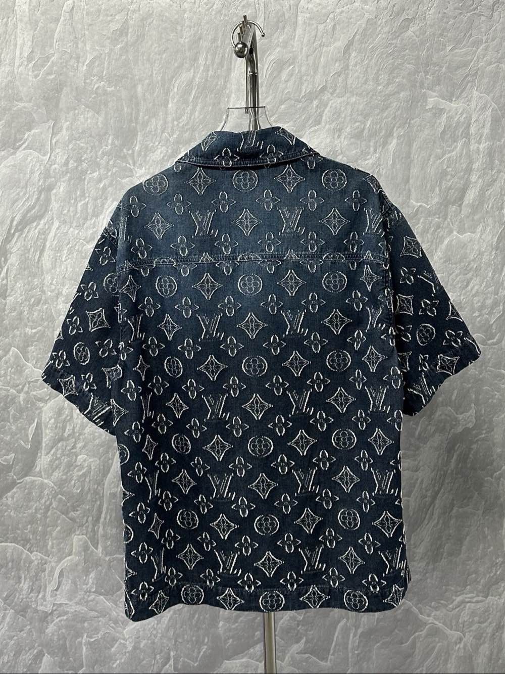Louis Vuitton Louis Vuitton Monogram Embroidered Shirt L Size US L / EU 52-54 / 3 - 2 Thumbnail