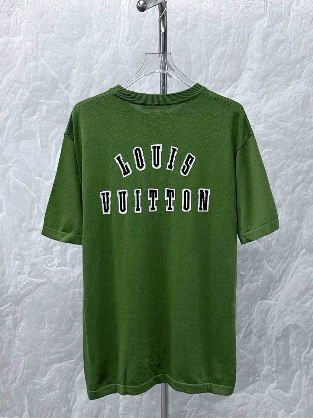 Louis Vuitton Louis Vuitton Dog Print T-Shirt Size L Size US L / EU 52-54 / 3 - 2 Thumbnail