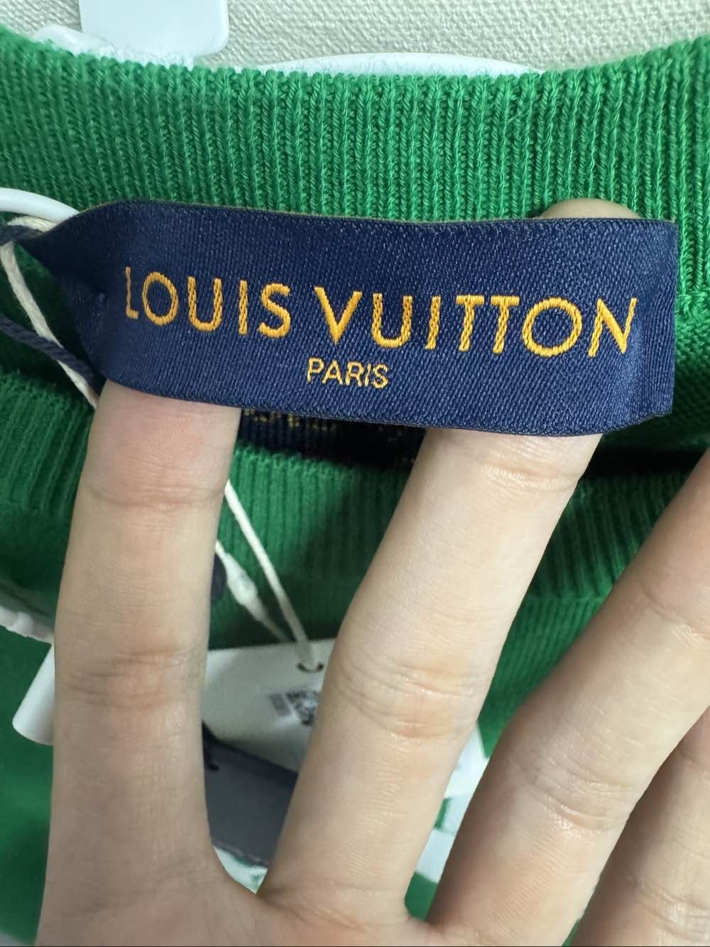 Louis Vuitton Louis Vuitton Logo Graphic T-Shirt Size L Size US L / EU 52-54 / 3 - 3 Thumbnail