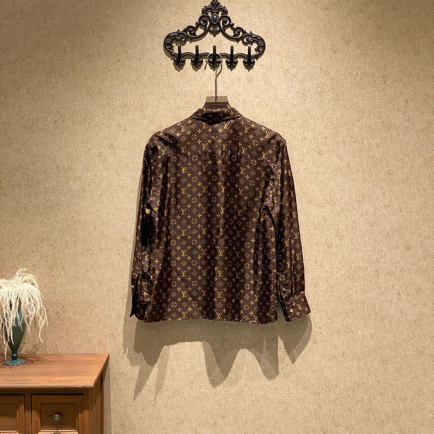Louis Vuitton Louis Vuitton Monogram Silk Button Up Shirt Size 40 Size M / US 6-8 / IT 42-44 - 2 Thumbnail