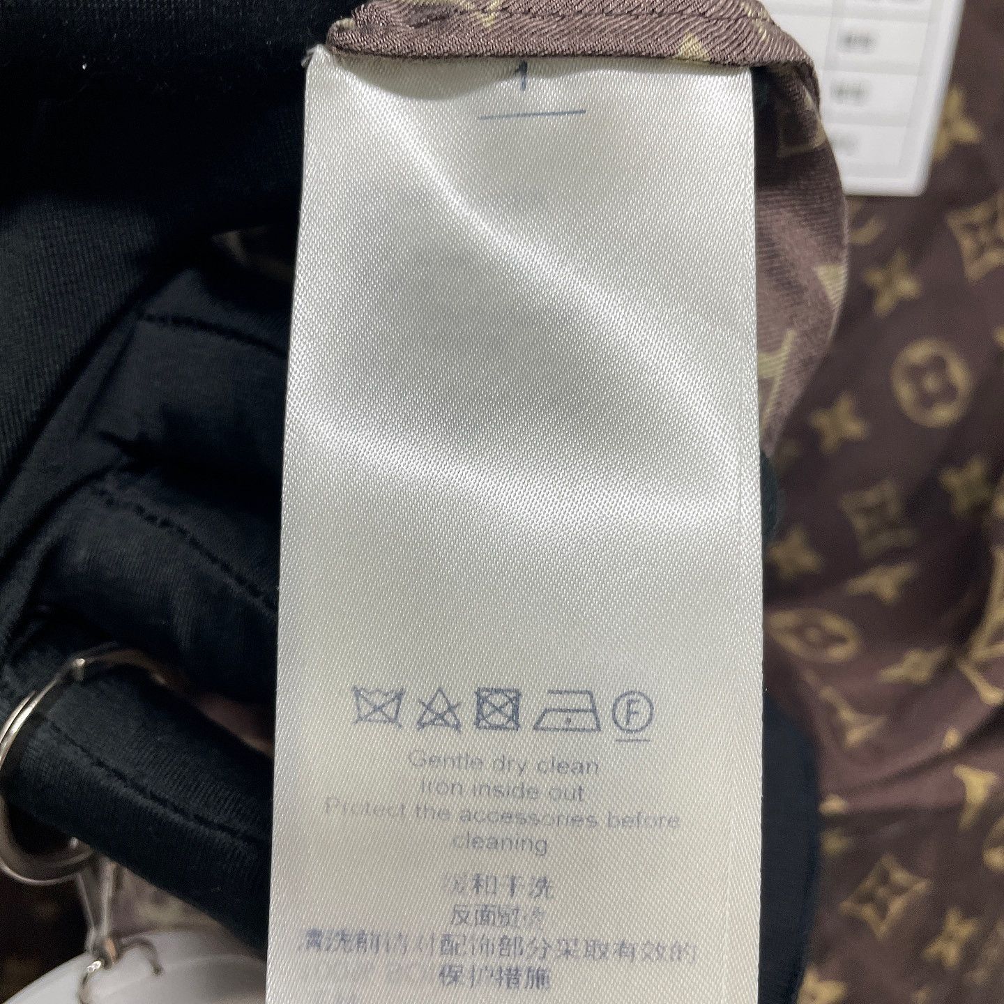 Louis Vuitton Louis Vuitton Monogram Silk Sweatshirt Size M Size M / US 6-8 / IT 42-44 - 4 Thumbnail