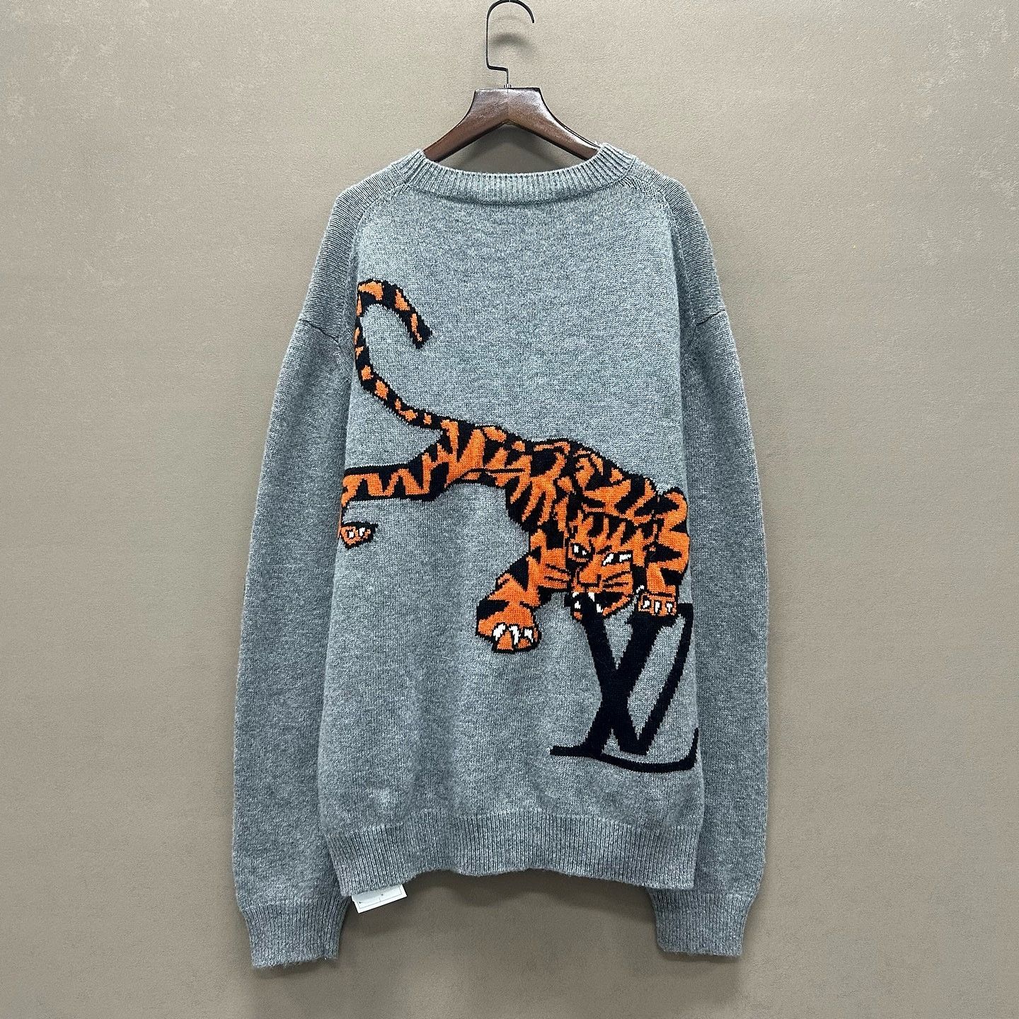 Louis Vuitton Louis Vuitton Tiger Print Sweater Size L Size US L / EU 52-54 / 3 - 2 Thumbnail