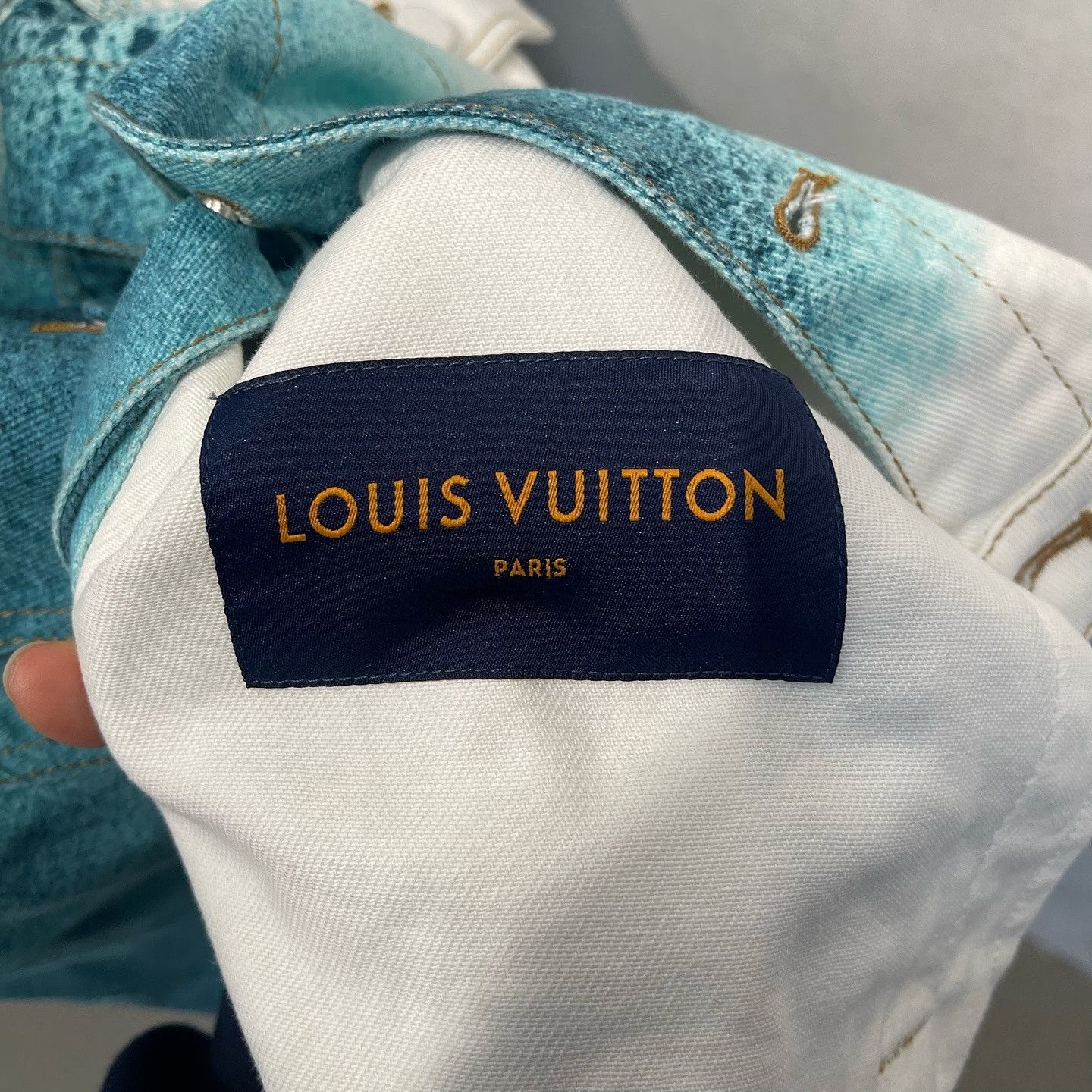Louis Vuitton LOUIS VUITTON Spray Paint Denim Jacket Size 52 Size US L / EU 52-54 / 3 - 3 Thumbnail